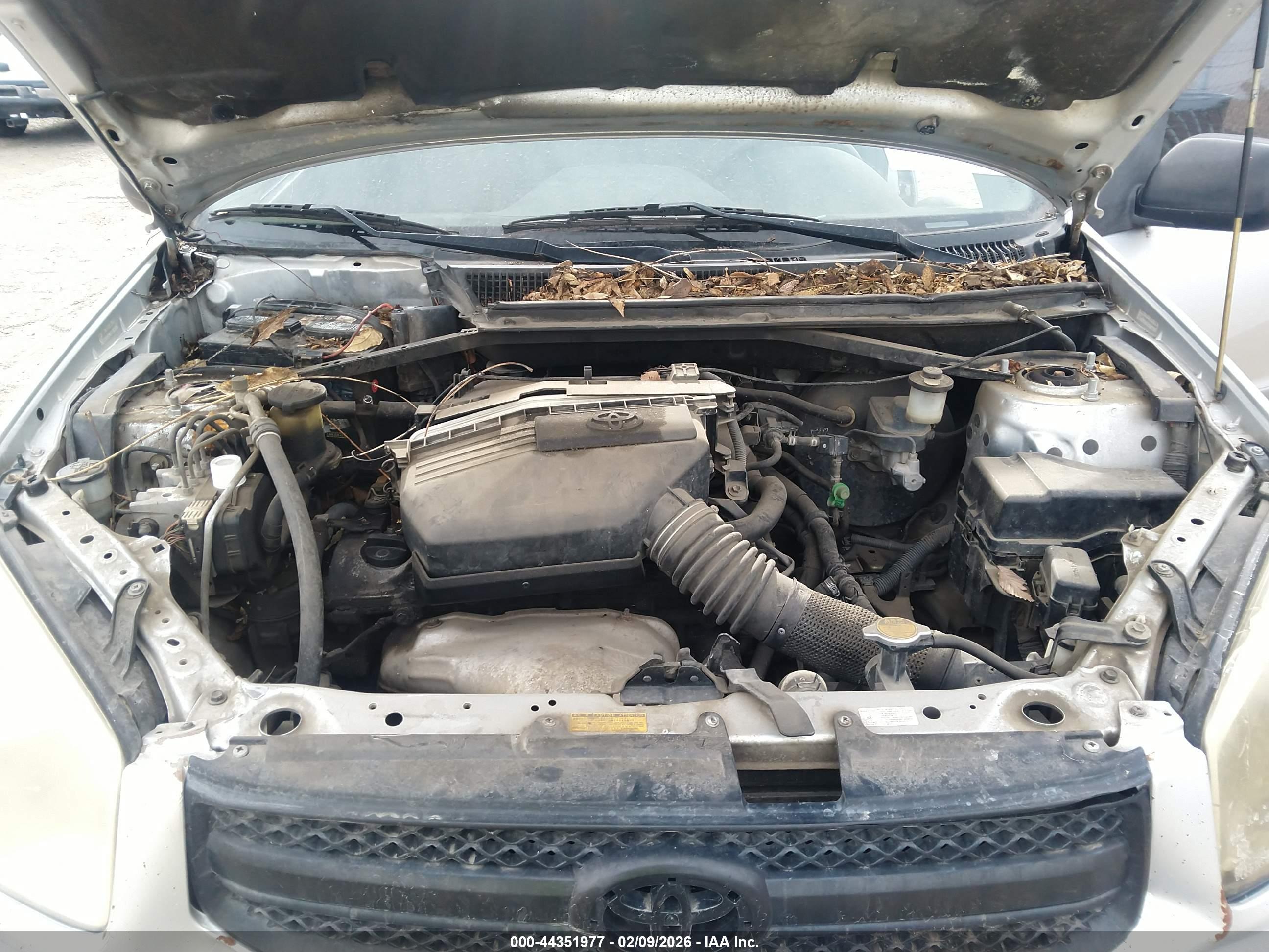 TOYOTA RAV4 image 10