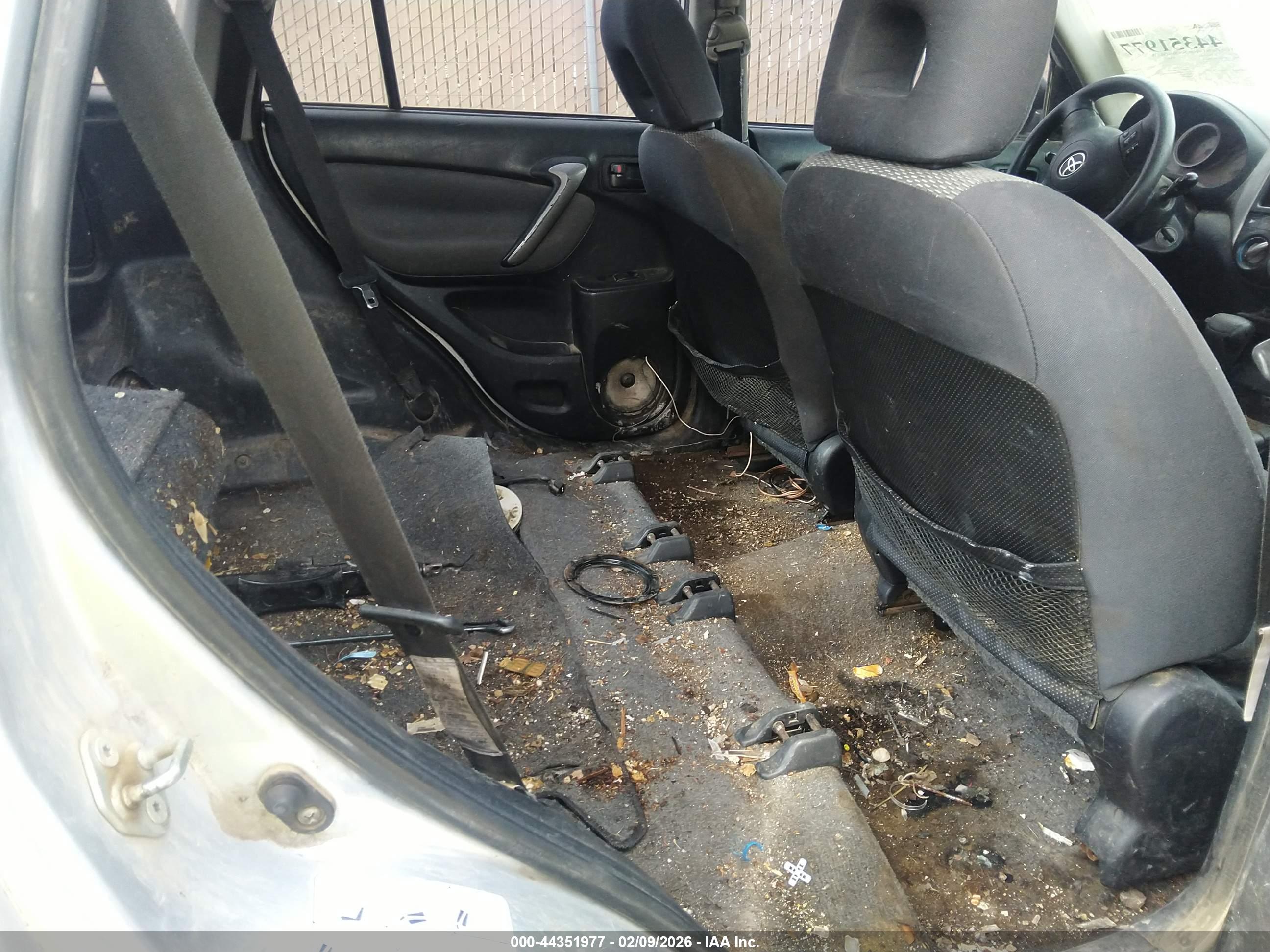 TOYOTA RAV4 image 8