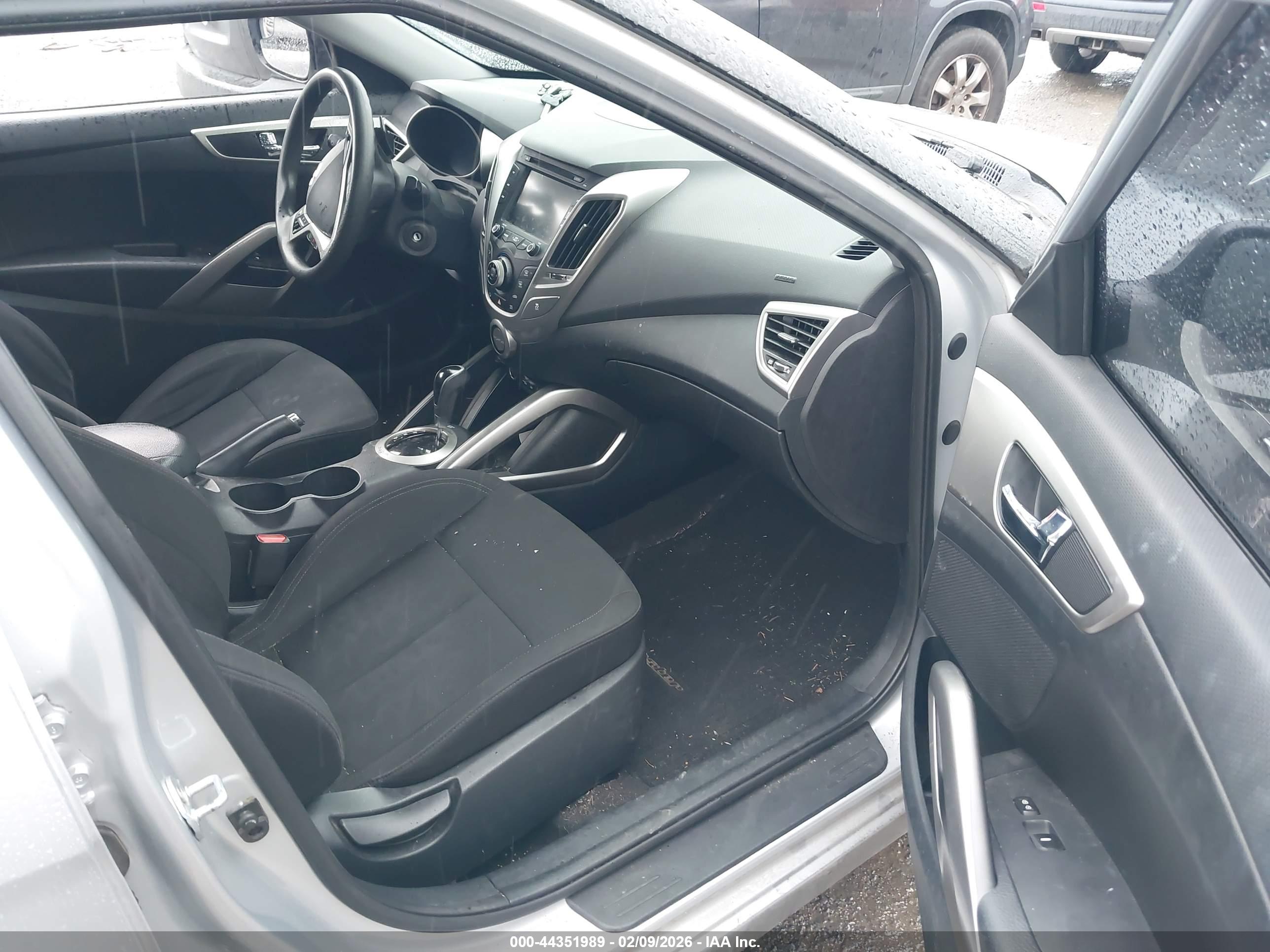 HYUNDAI VELOSTER image 5