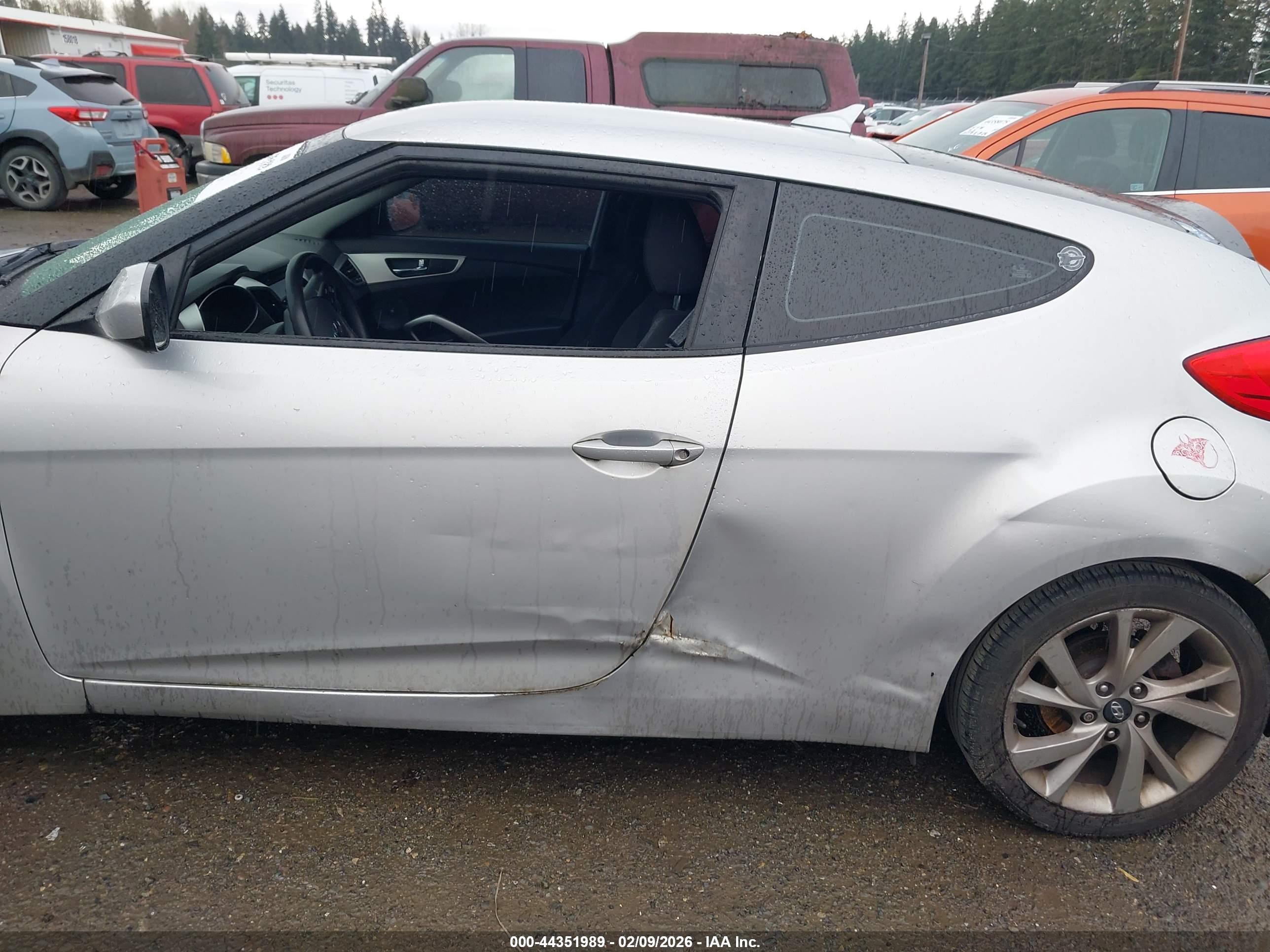 HYUNDAI VELOSTER image 6