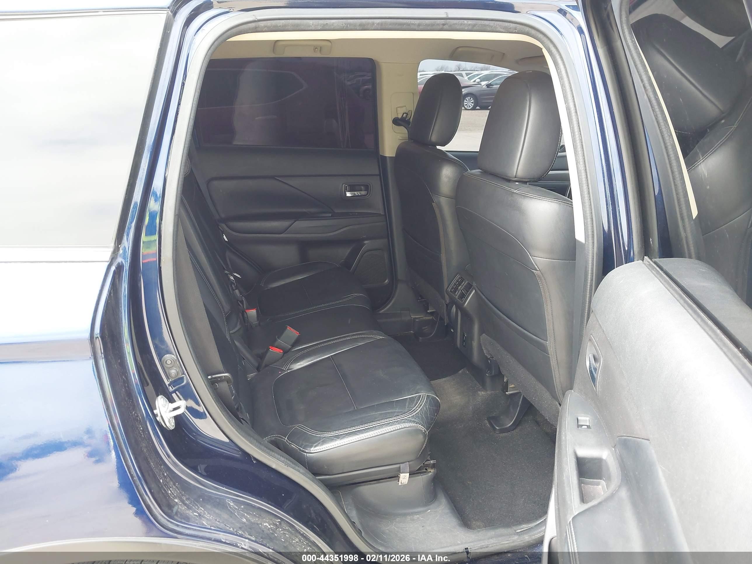 MITSUBISHI OUTLANDER image 8