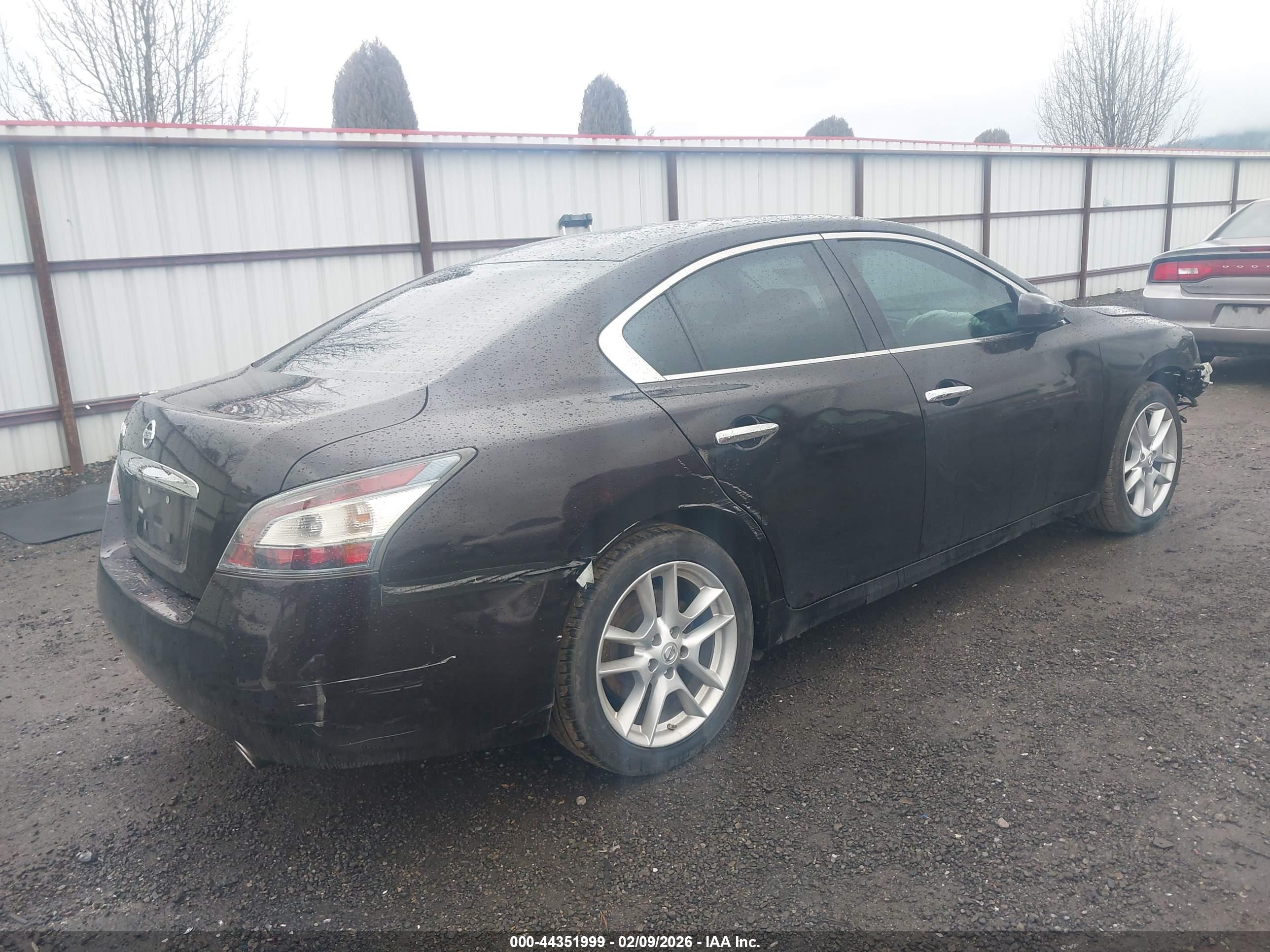 NISSAN MAXIMA image 4