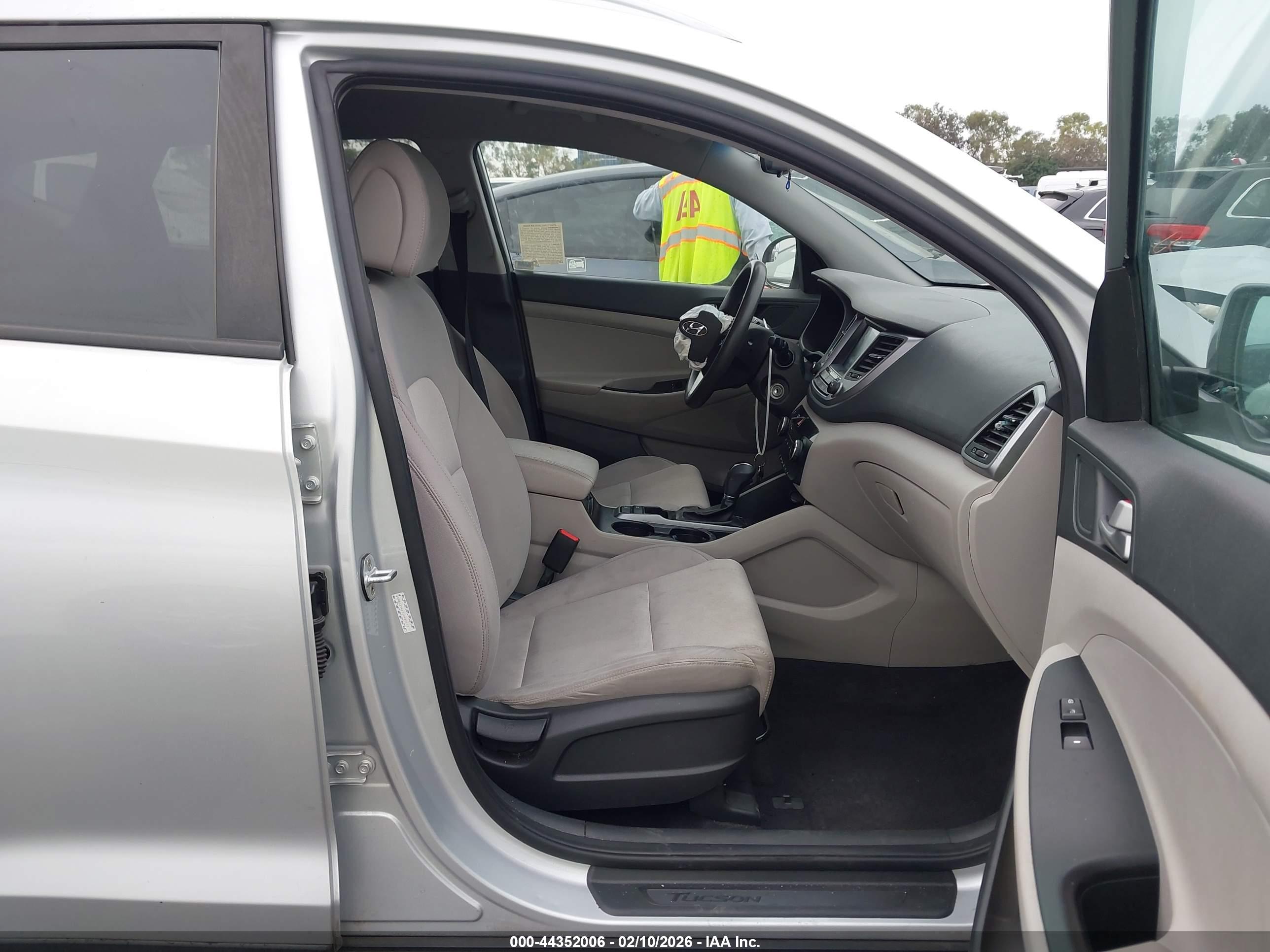 HYUNDAI TUCSON image 5