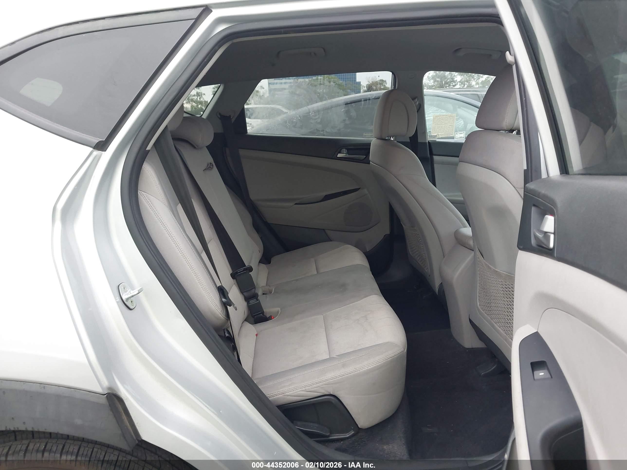 HYUNDAI TUCSON image 8