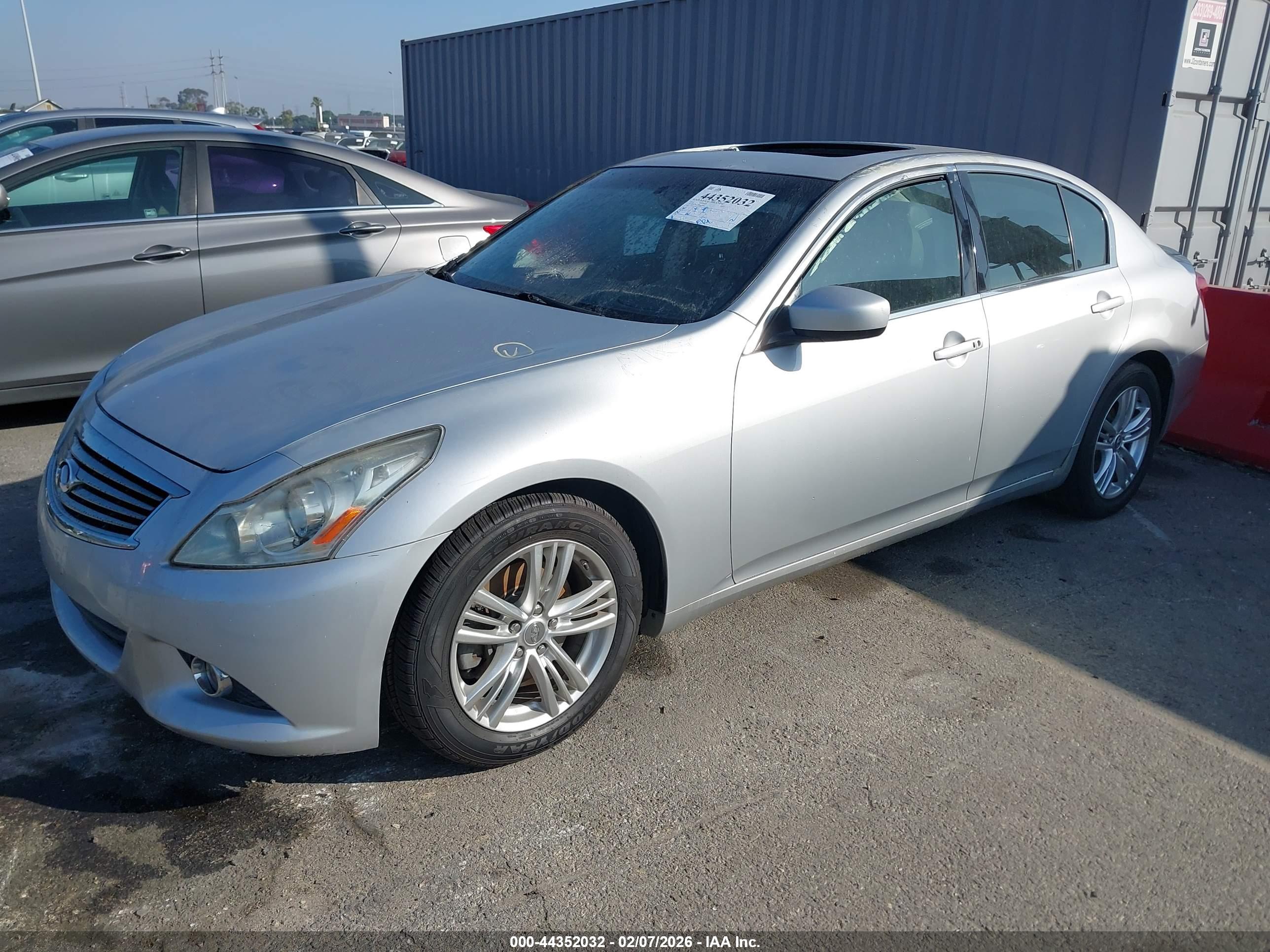 INFINITI G37 image 2