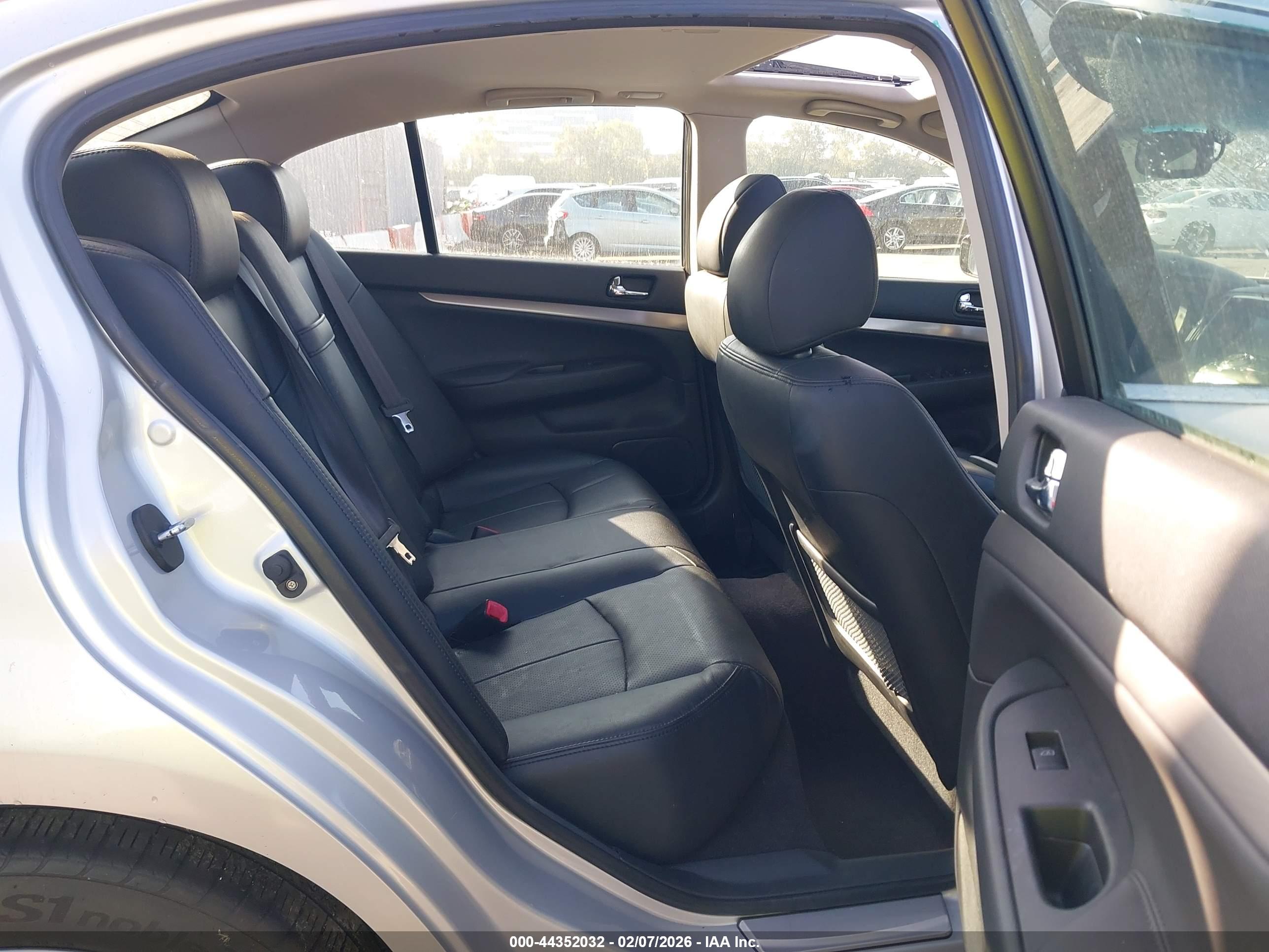 INFINITI G37 image 8