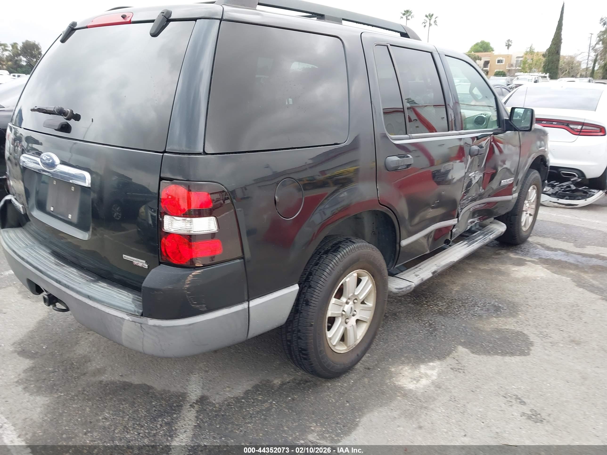 FORD EXPLORER image 4