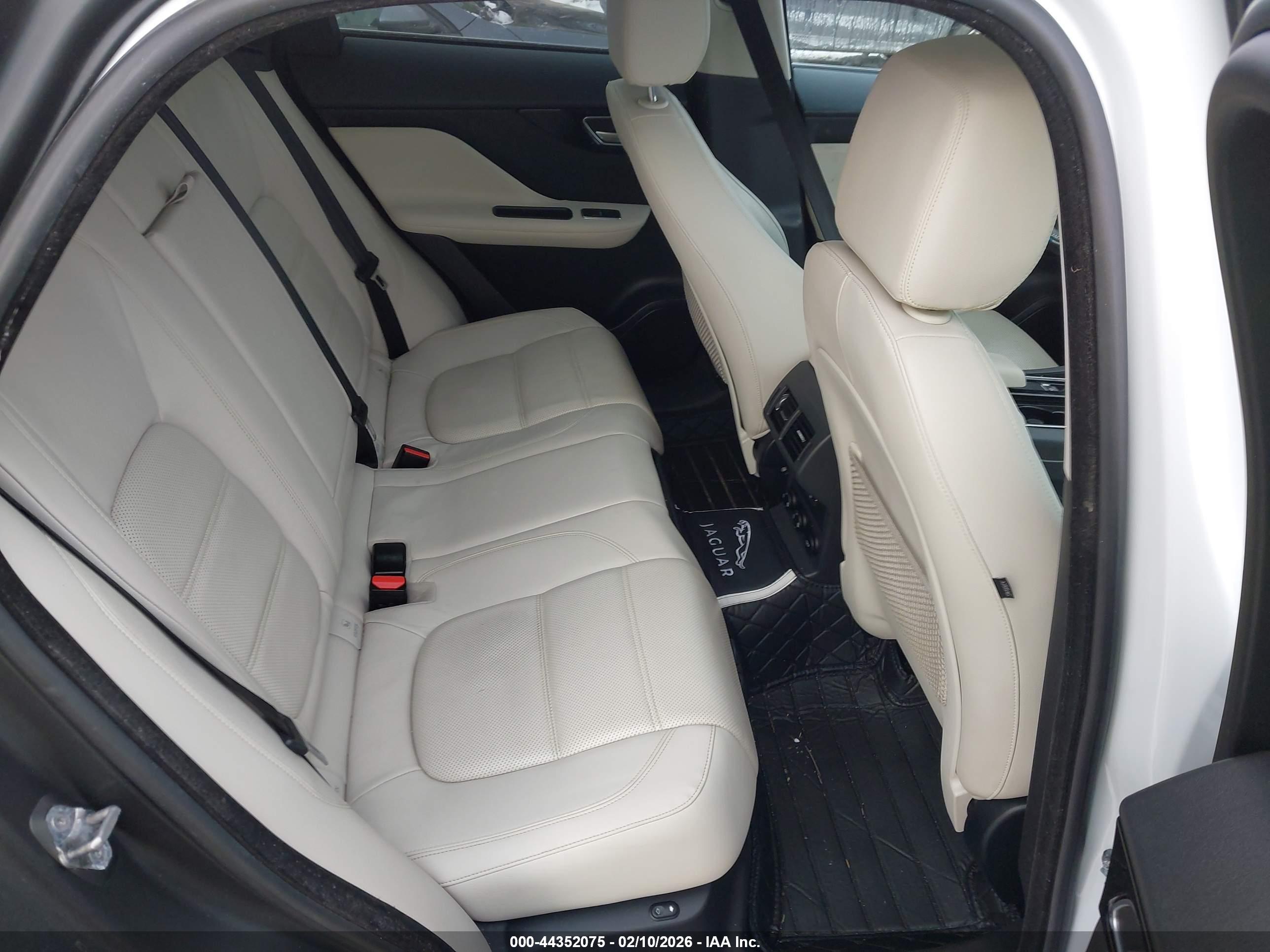 JAGUAR F-PACE image 8