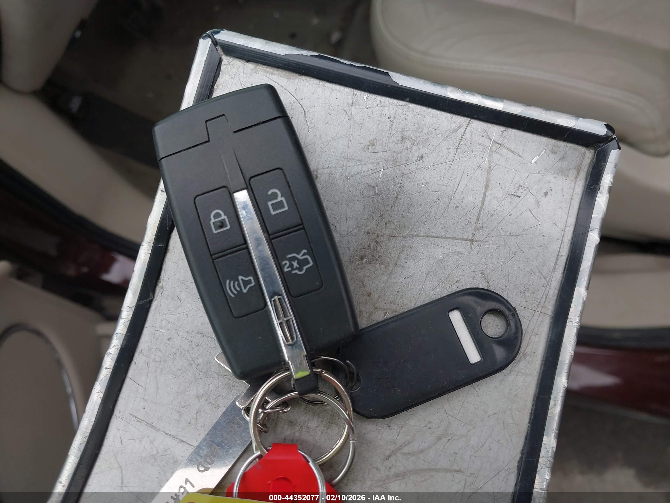 LINCOLN MKT image 11