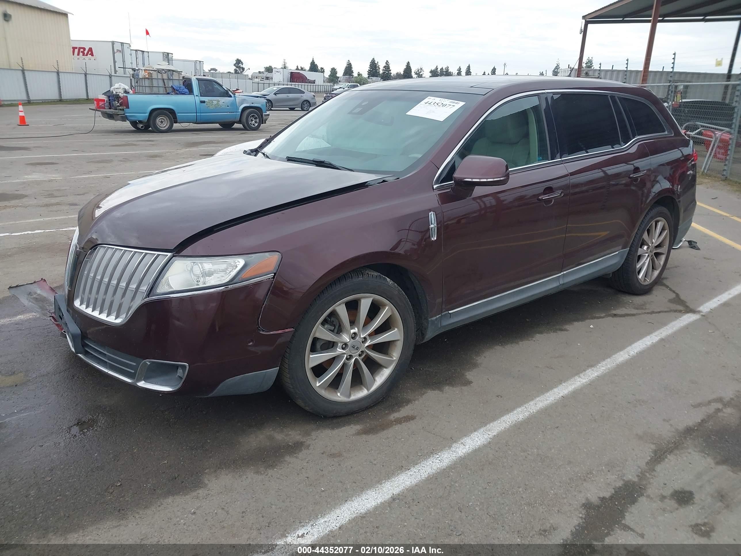 LINCOLN MKT image 2
