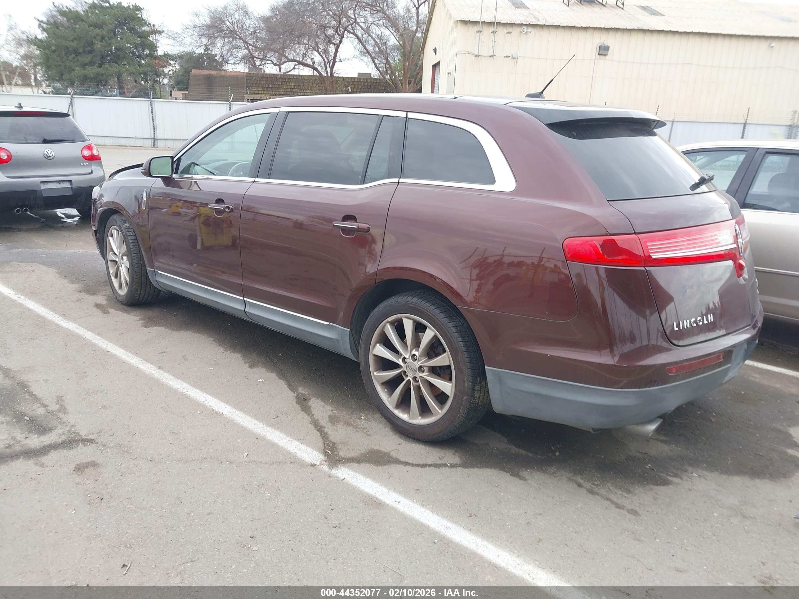 LINCOLN MKT image 3