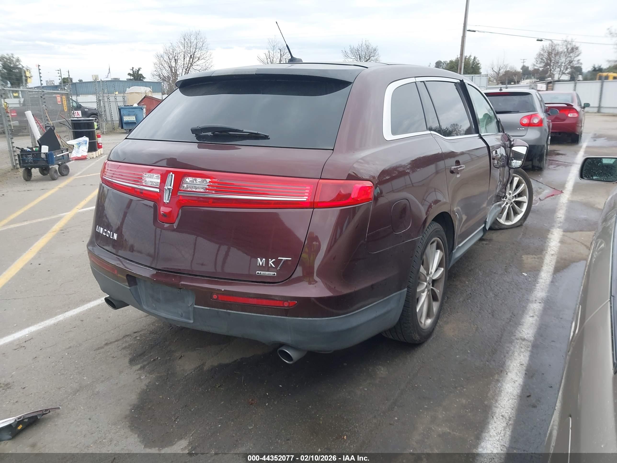 LINCOLN MKT image 4