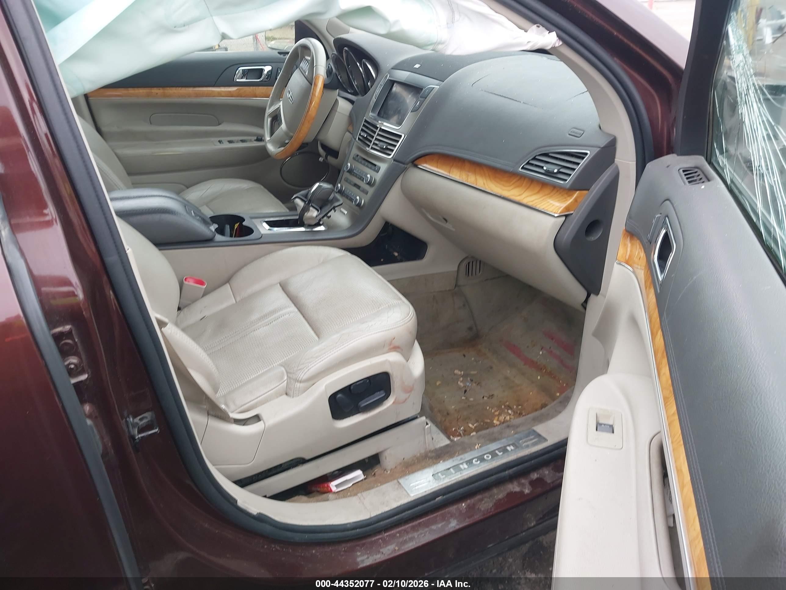 LINCOLN MKT image 5