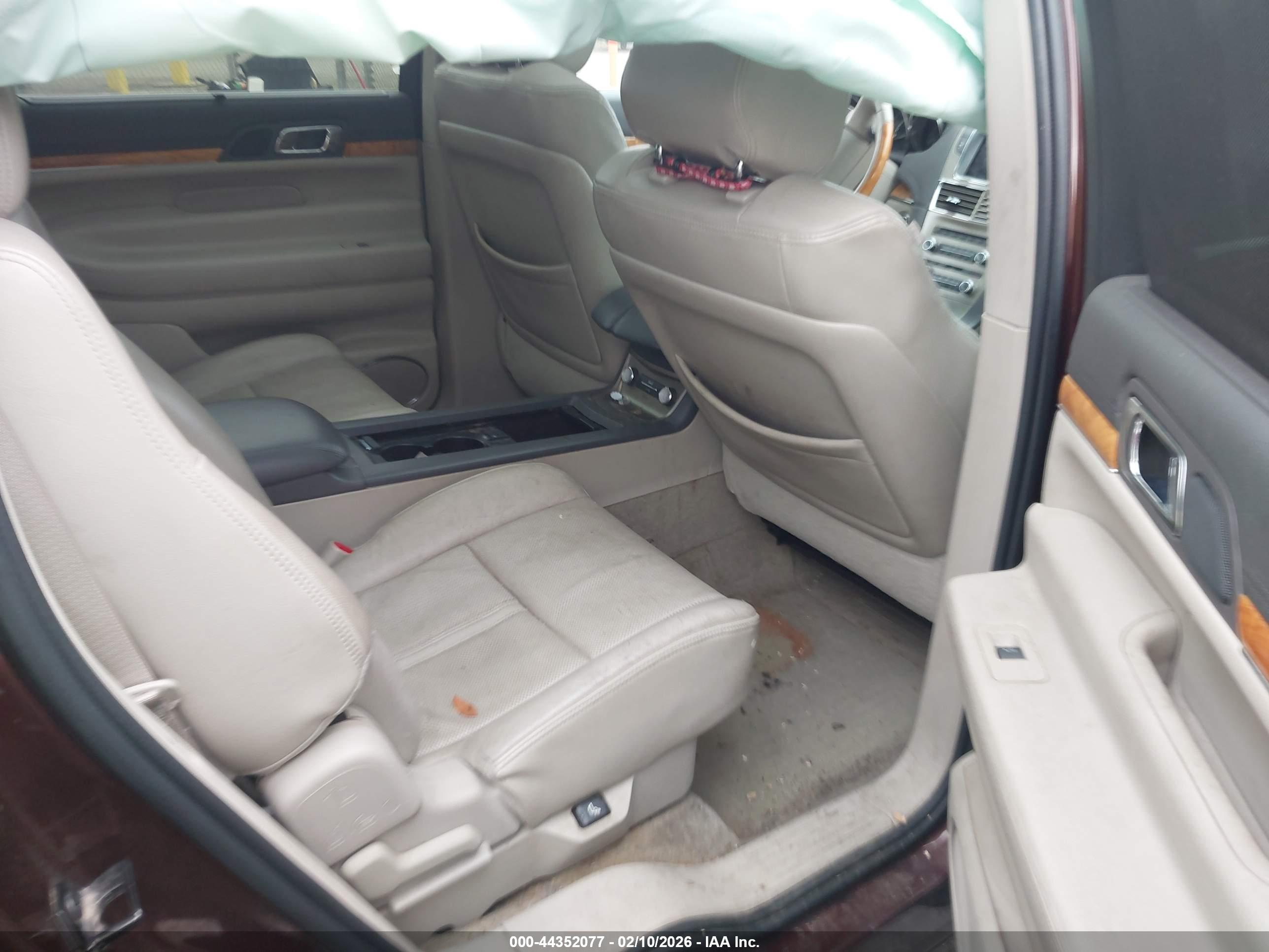 LINCOLN MKT image 8