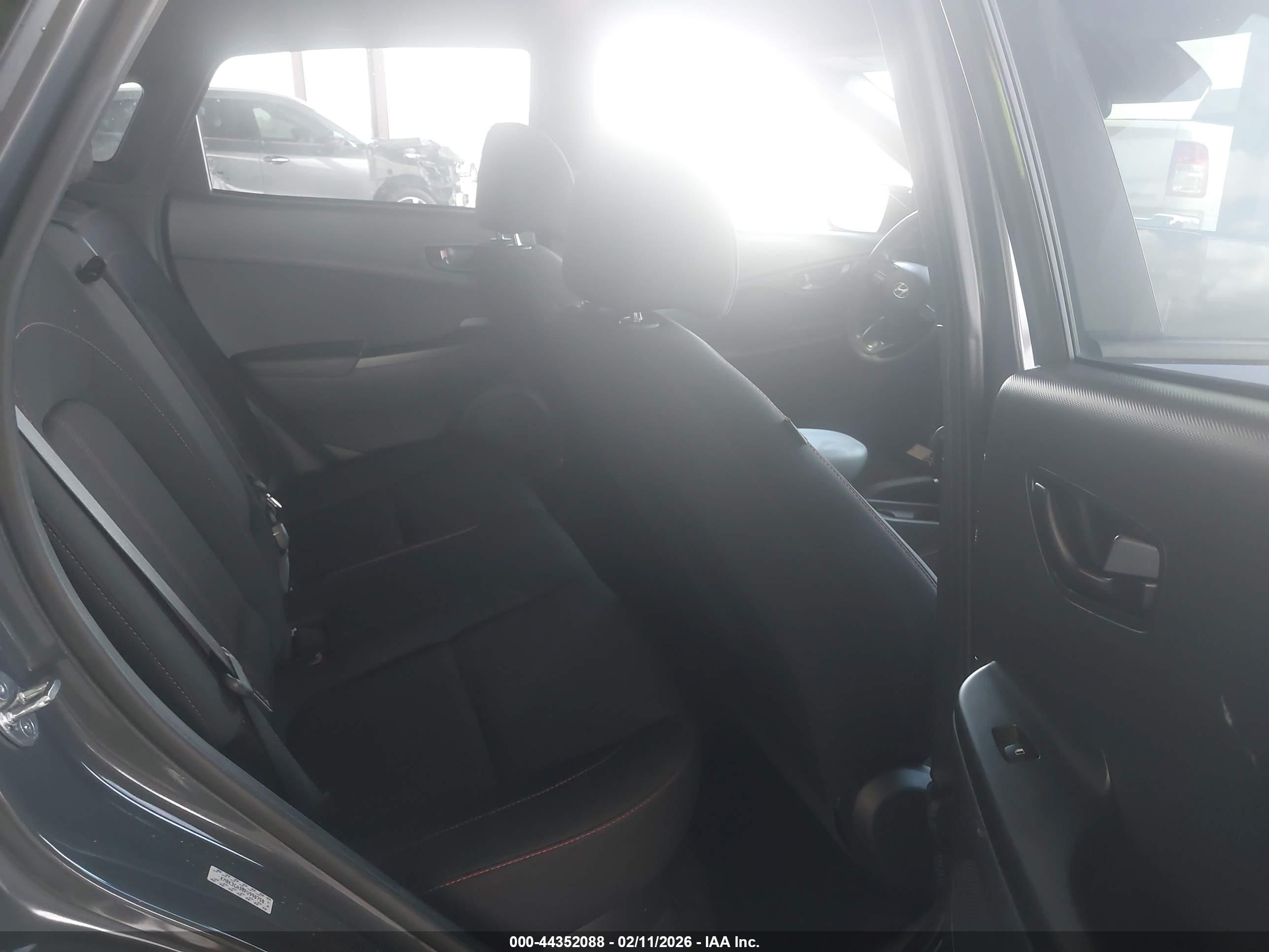 HYUNDAI KONA image 8