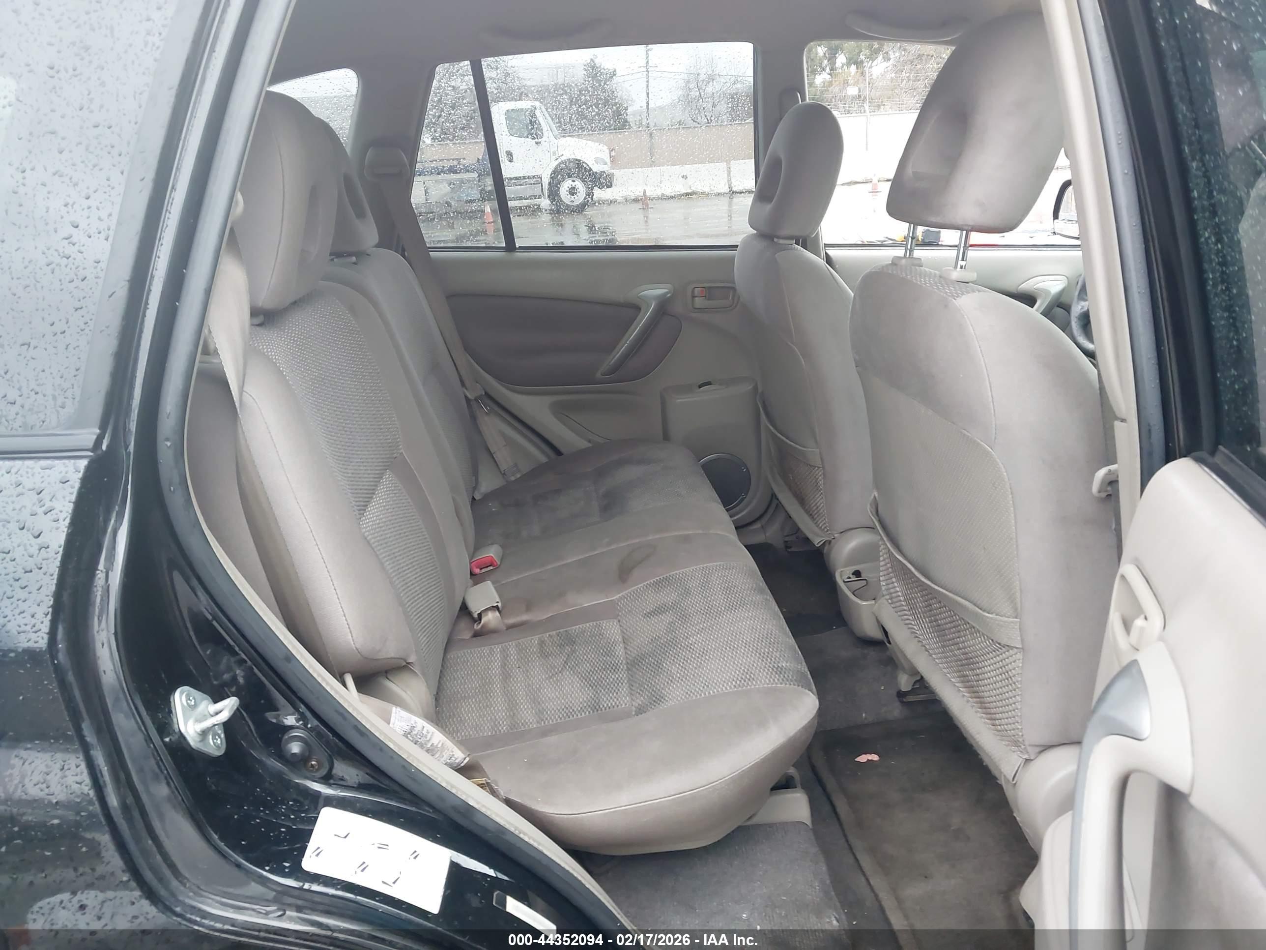 TOYOTA RAV4 image 8