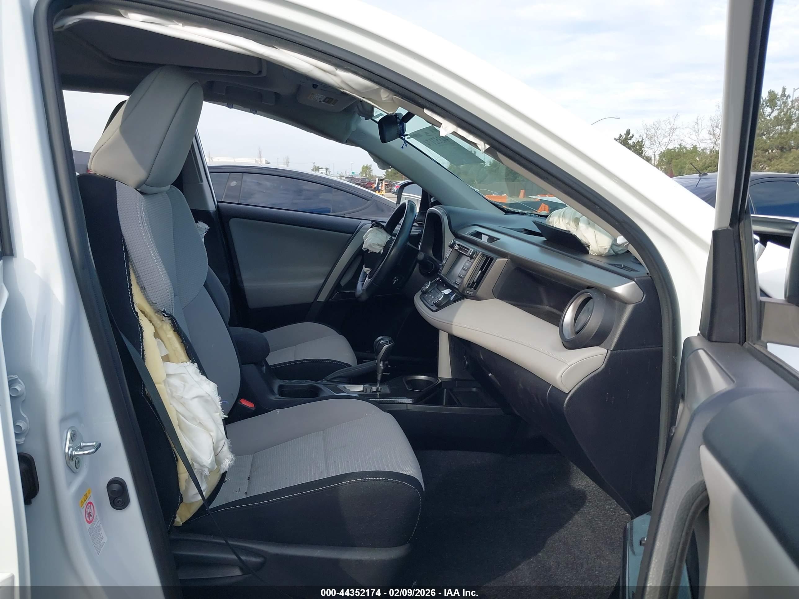 TOYOTA RAV4 image 5