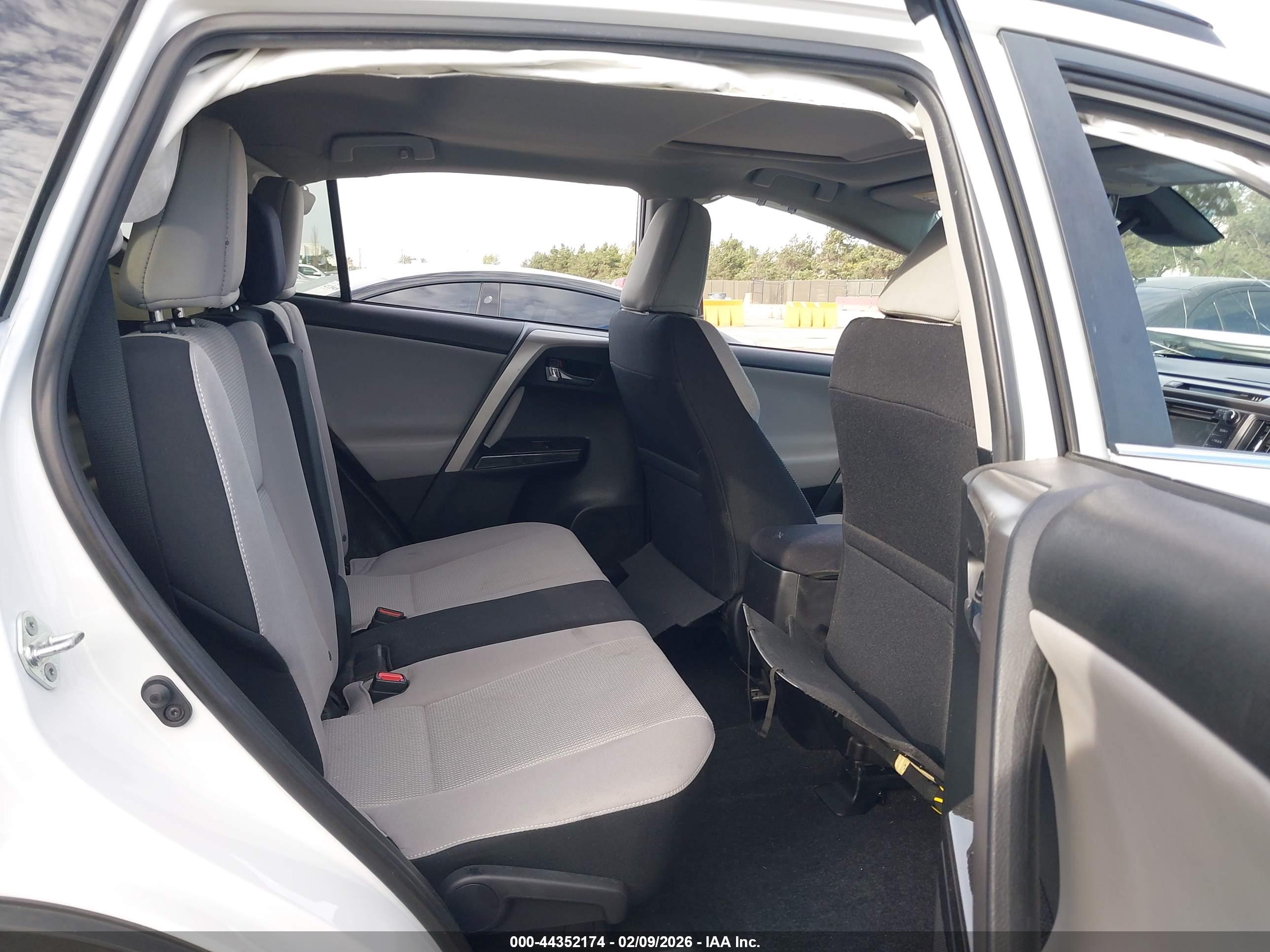 TOYOTA RAV4 image 8