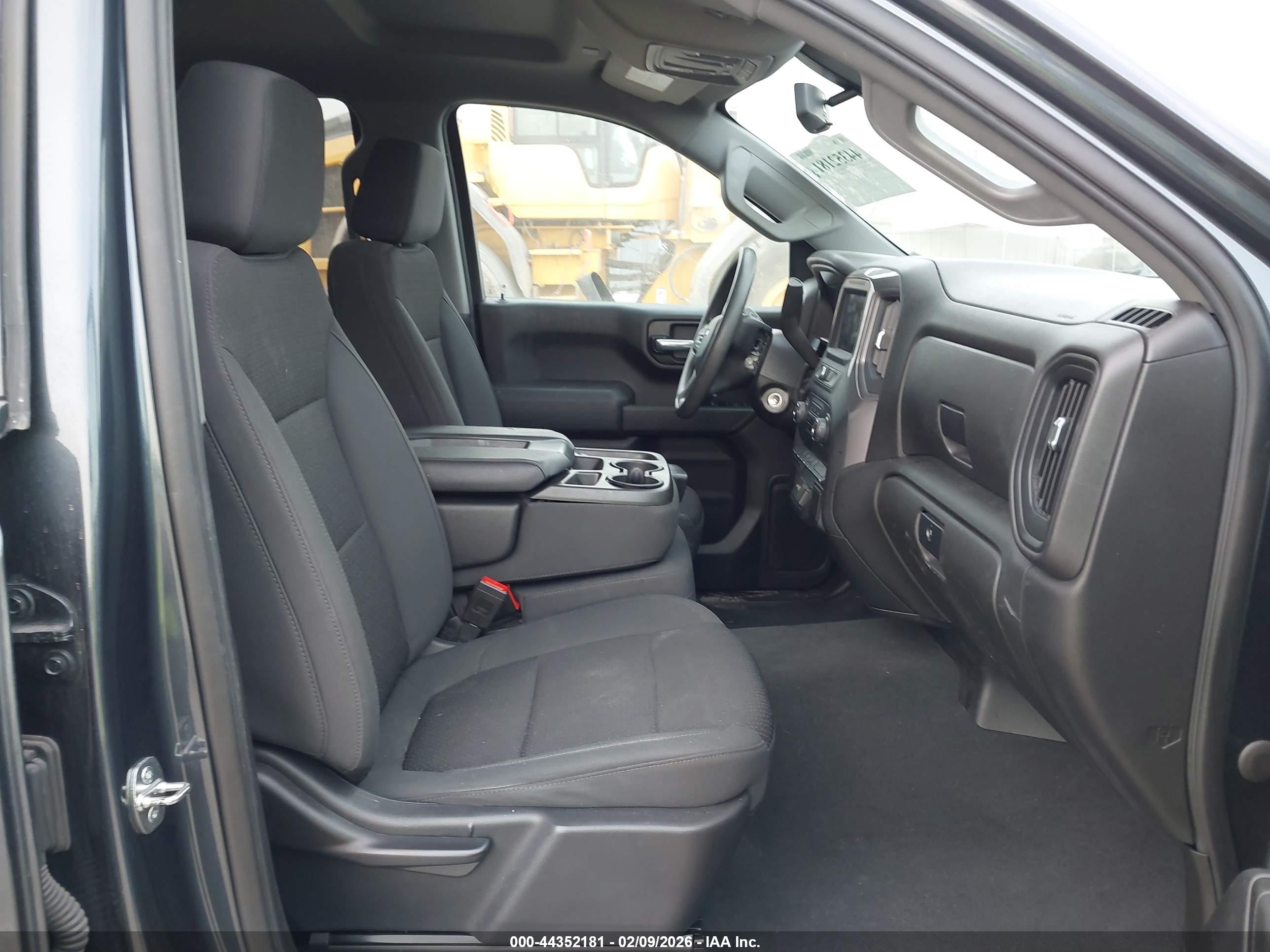 CHEVROLET SILVERADO image 5