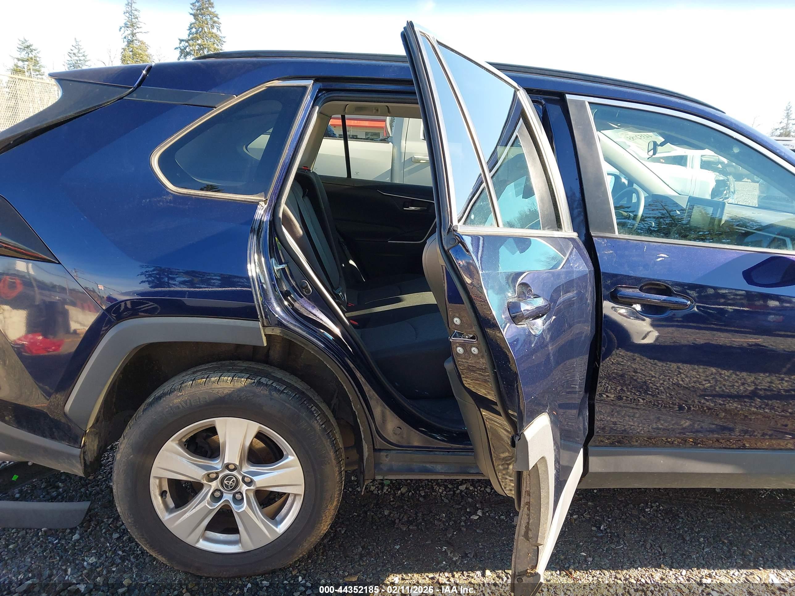 TOYOTA RAV4 image 8