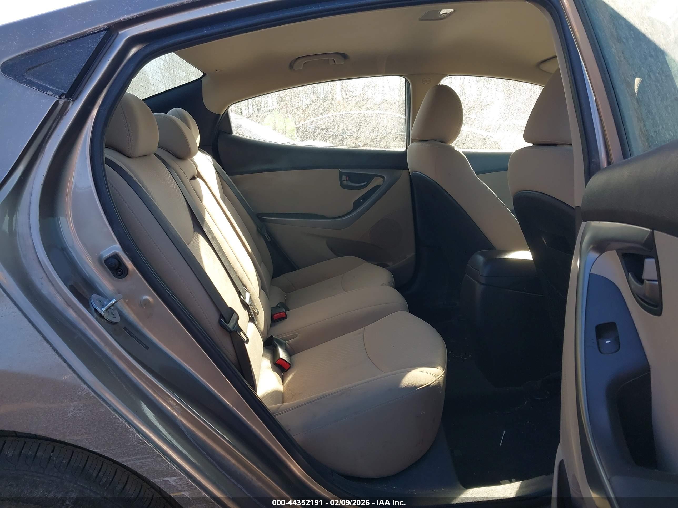 HYUNDAI ELANTRA image 8