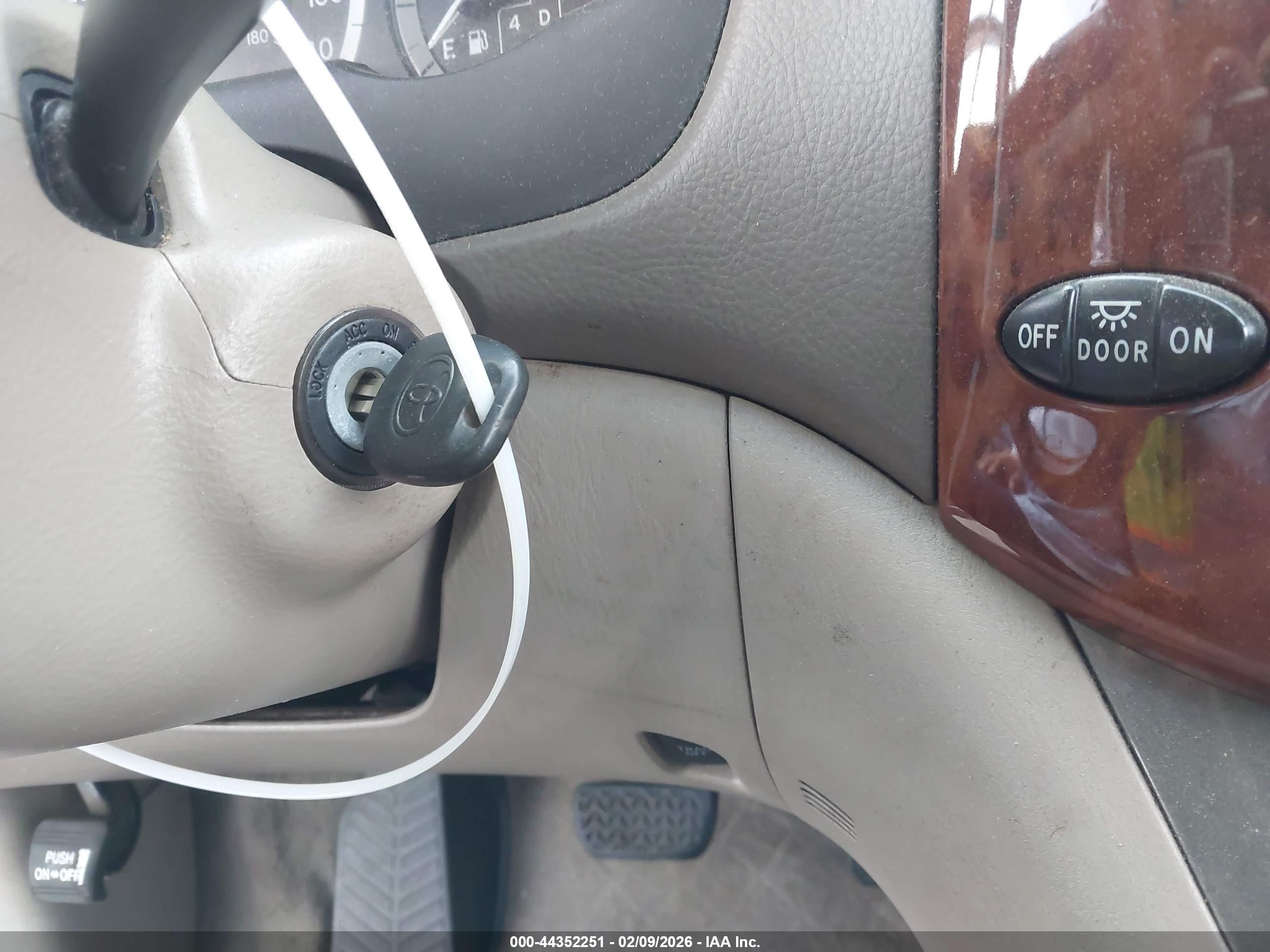 TOYOTA SIENNA image 11