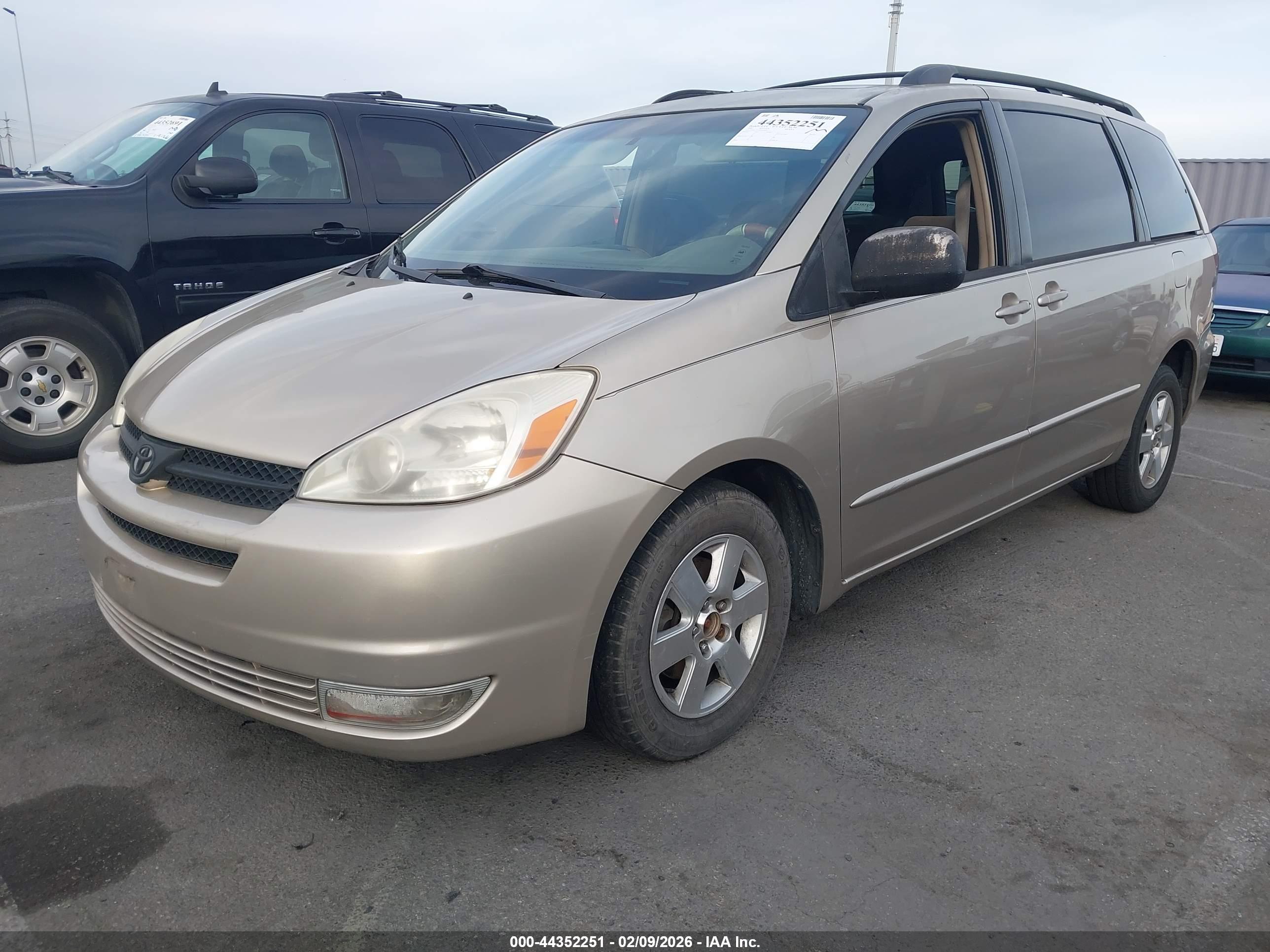 TOYOTA SIENNA image 2