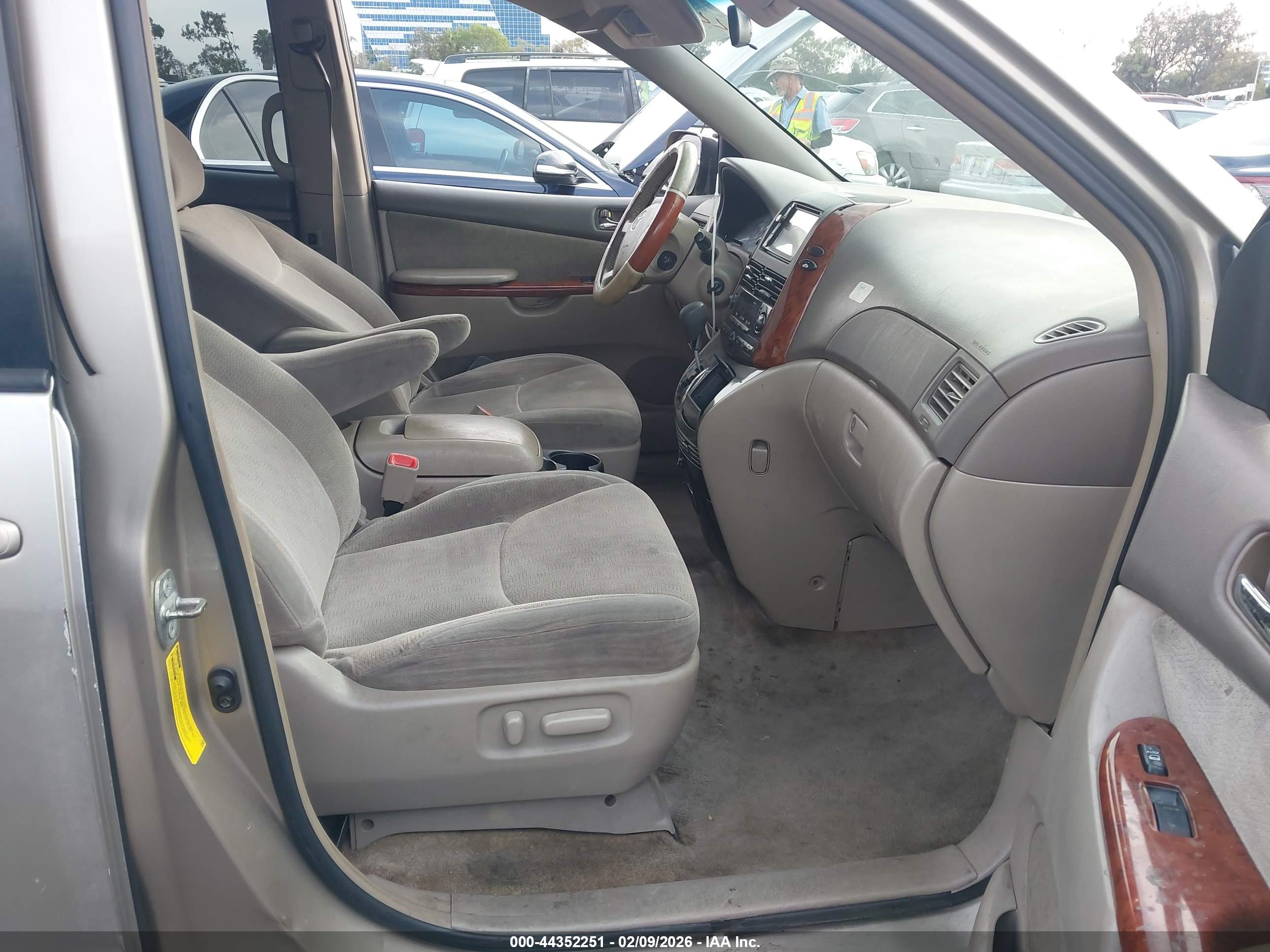 TOYOTA SIENNA image 5