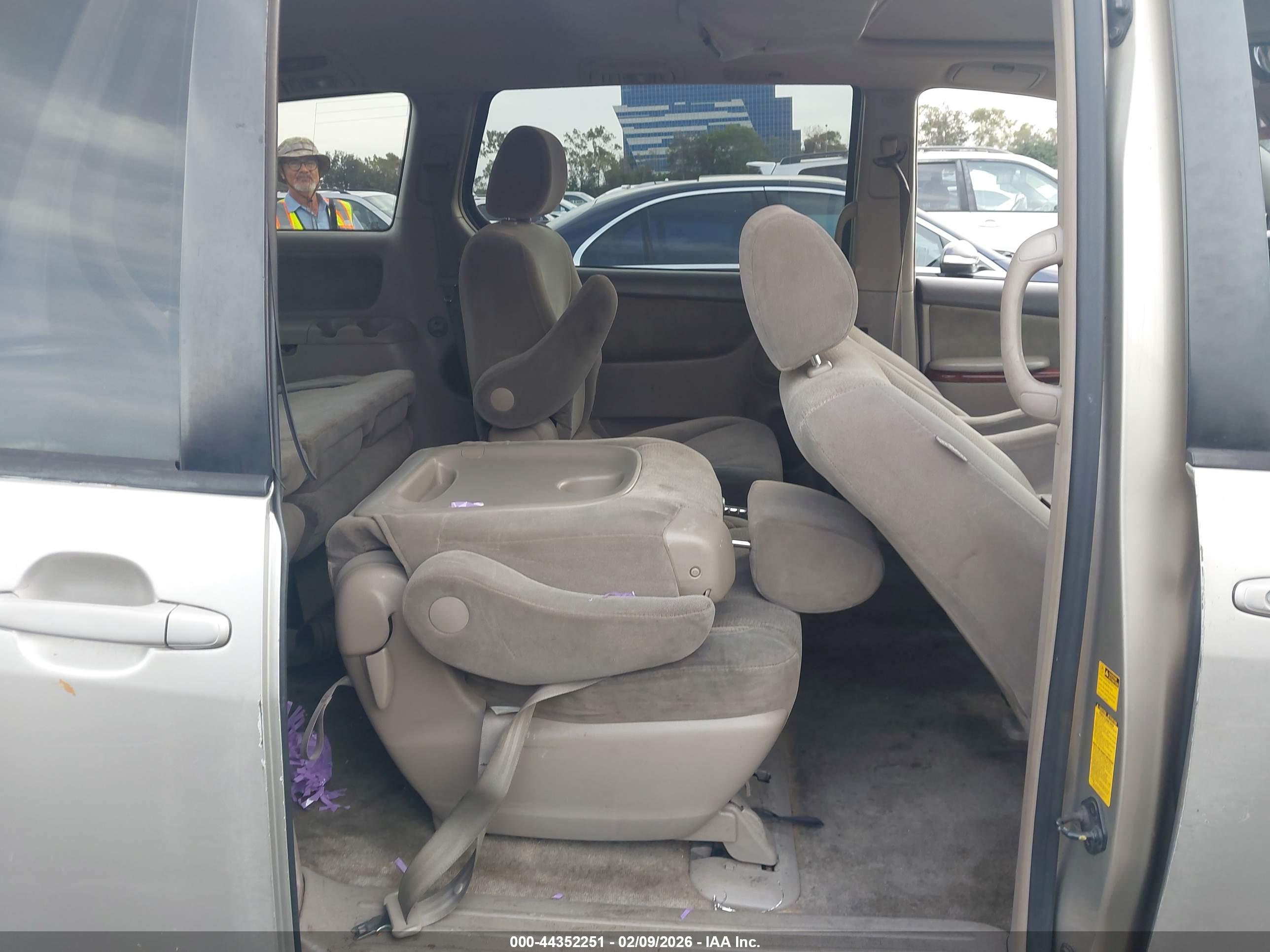 TOYOTA SIENNA image 8