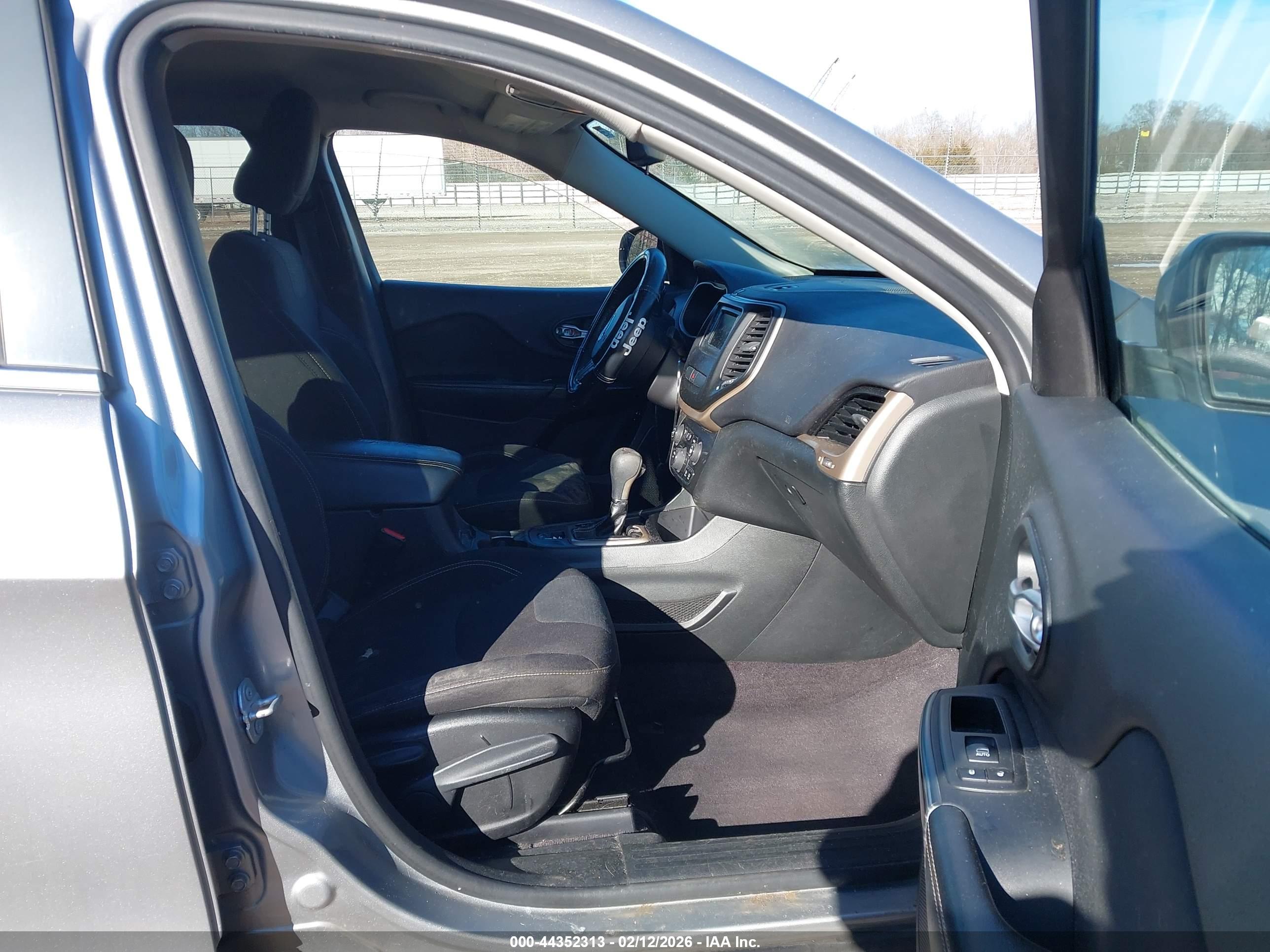 JEEP CHEROKEE image 5