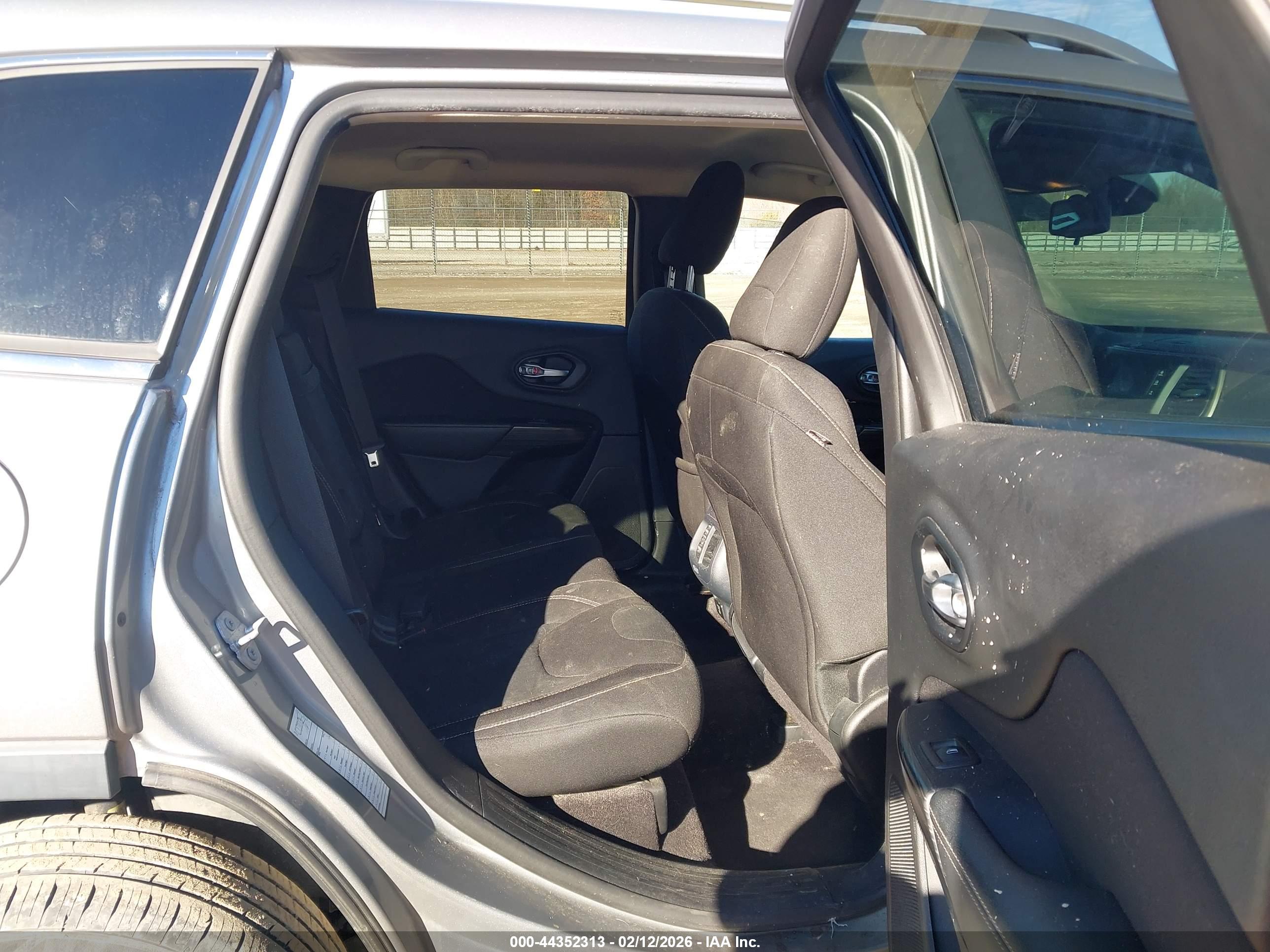 JEEP CHEROKEE image 8