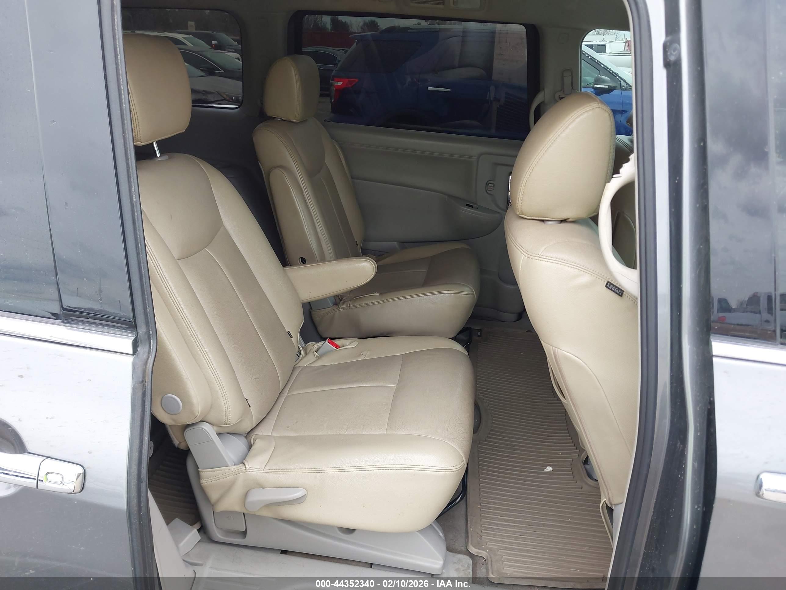NISSAN QUEST image 8