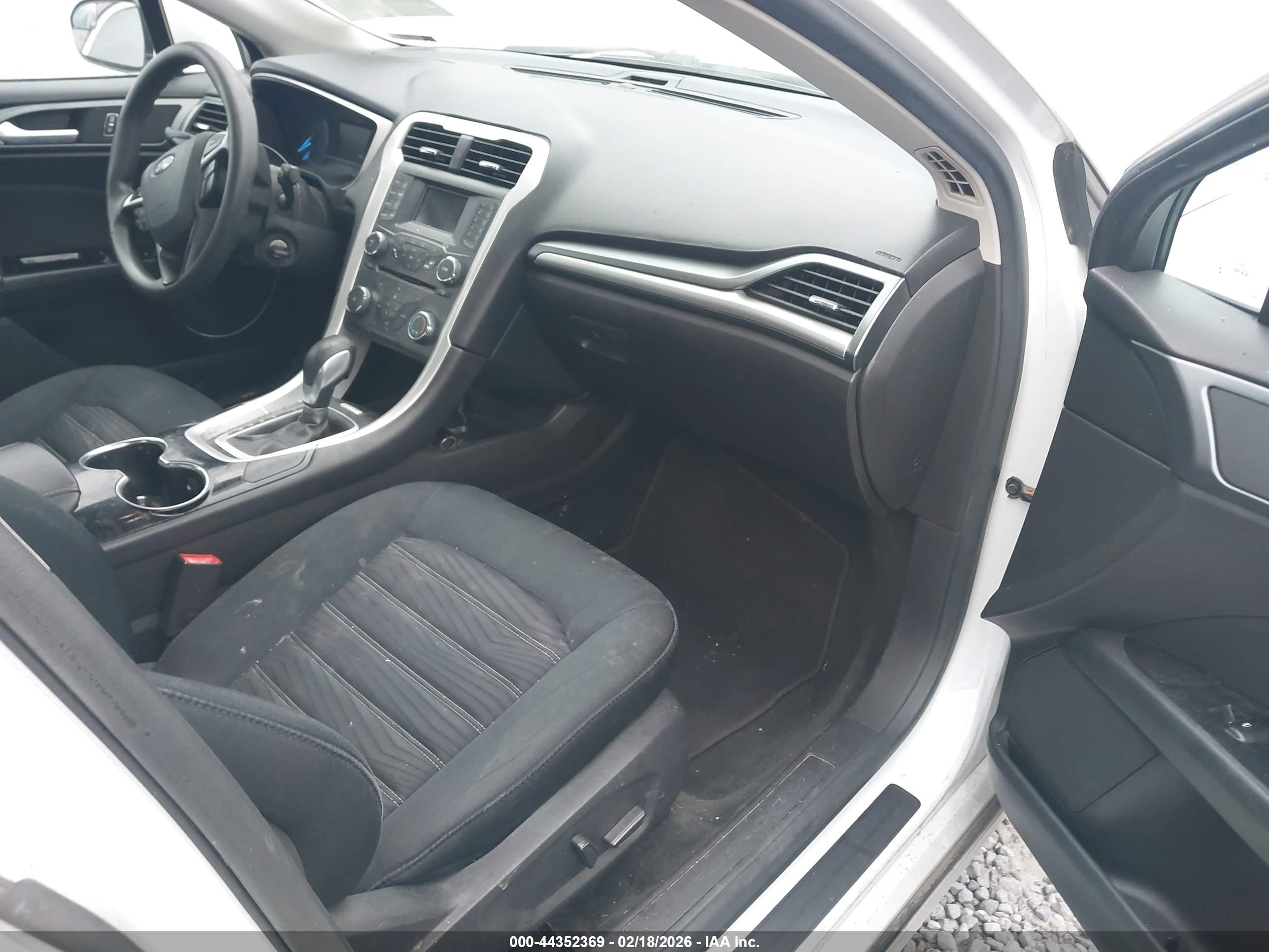 FORD FUSION image 5