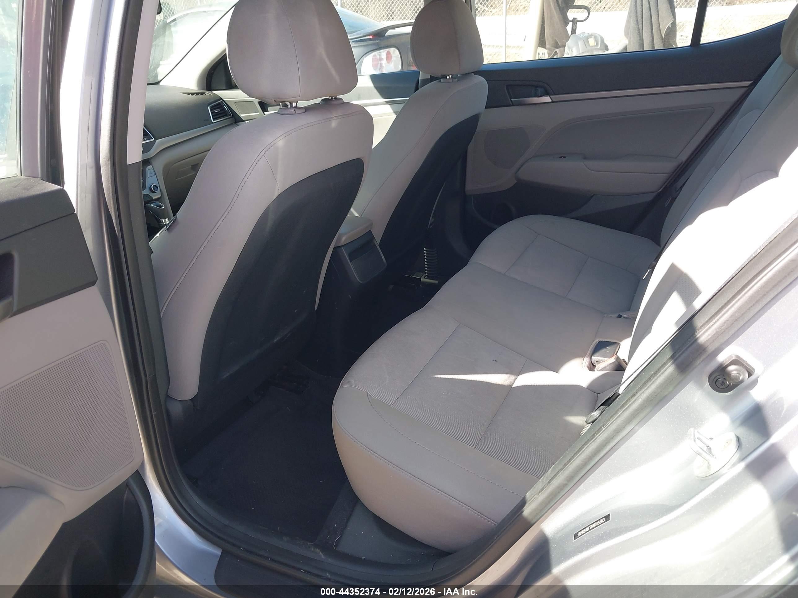 HYUNDAI ELANTRA image 8