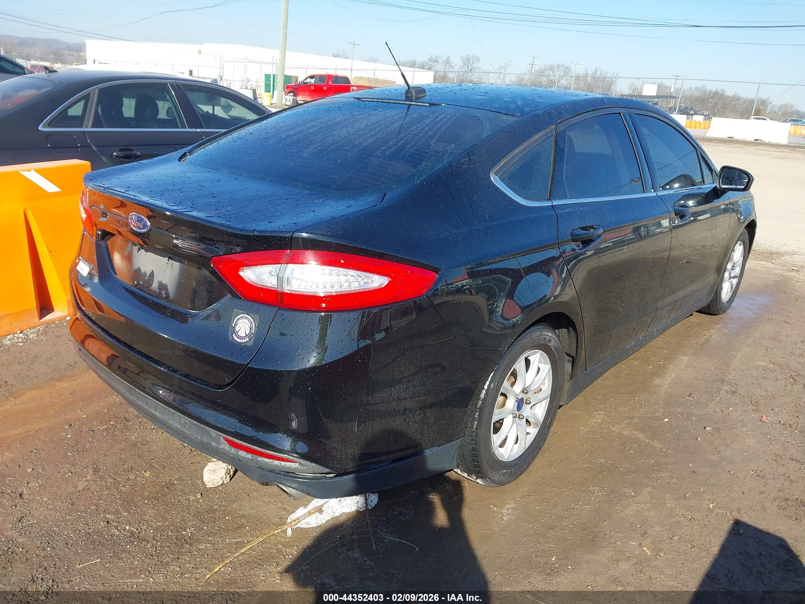 FORD FUSION image 4