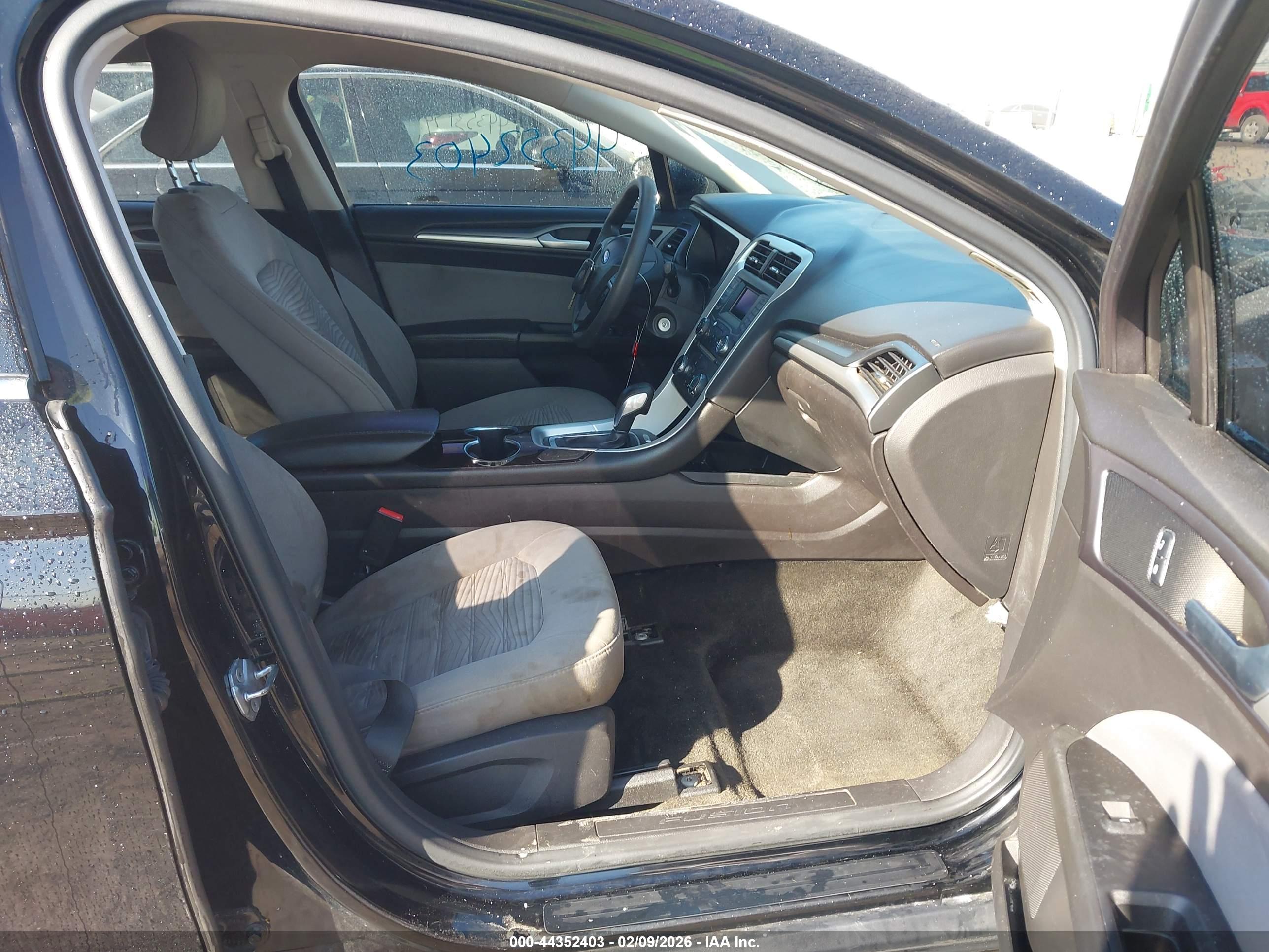 FORD FUSION image 5