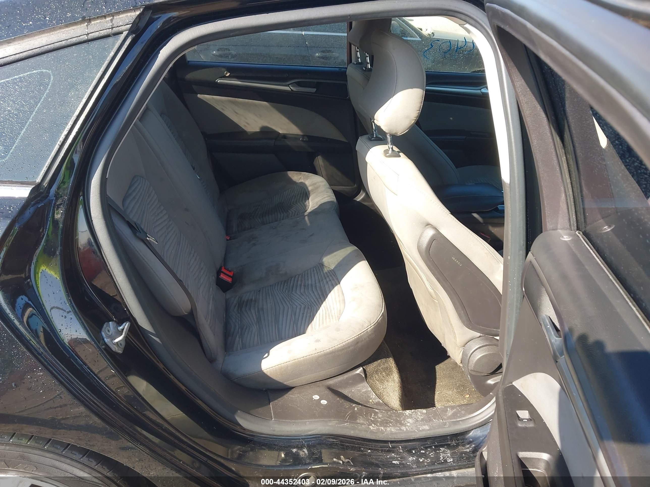 FORD FUSION image 8