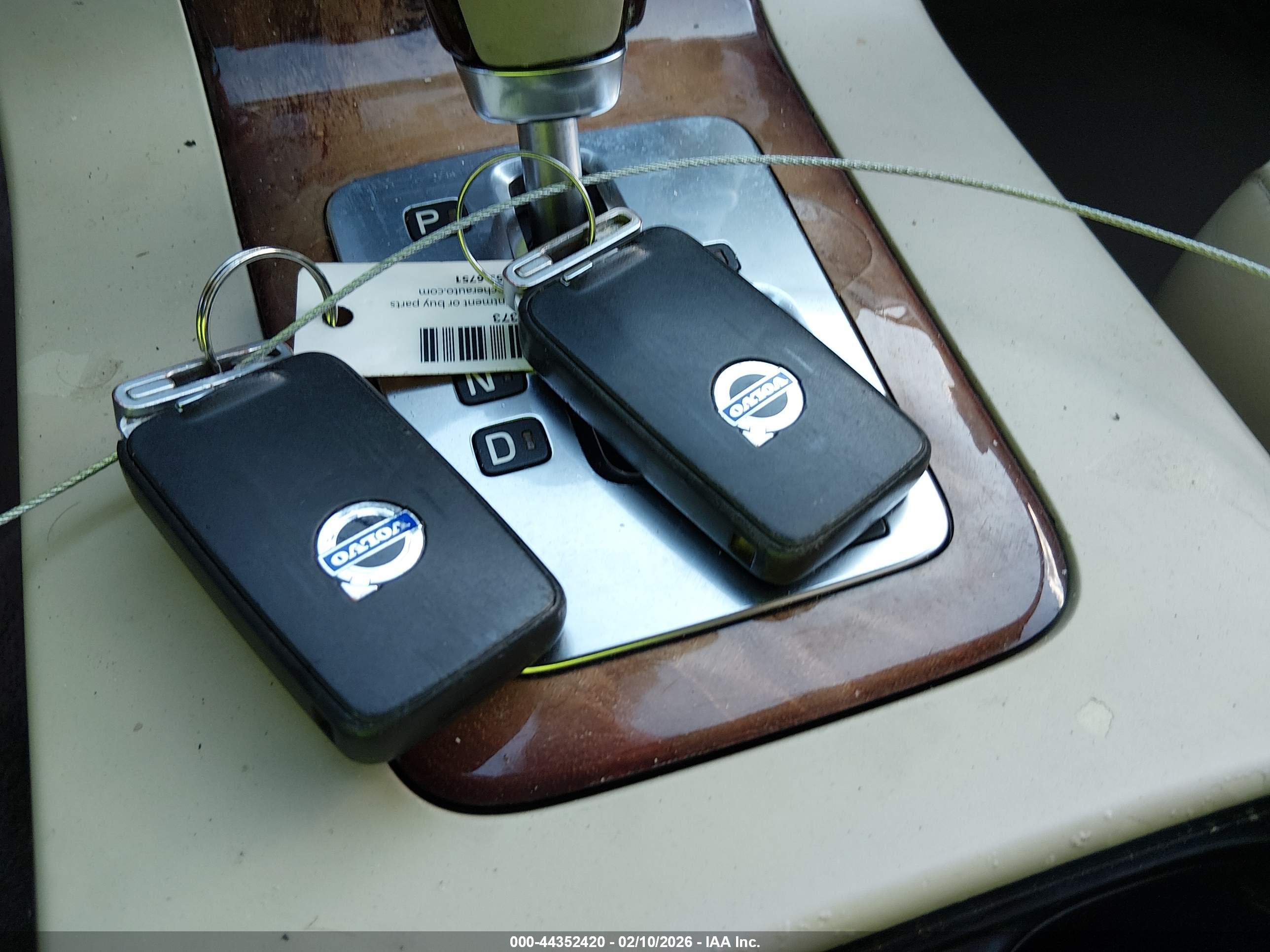 VOLVO XC70 image 11