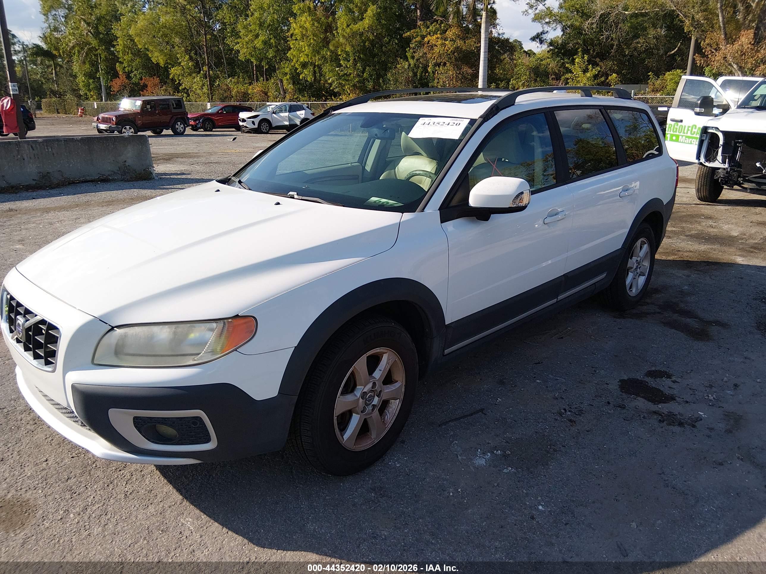 VOLVO XC70 image 2
