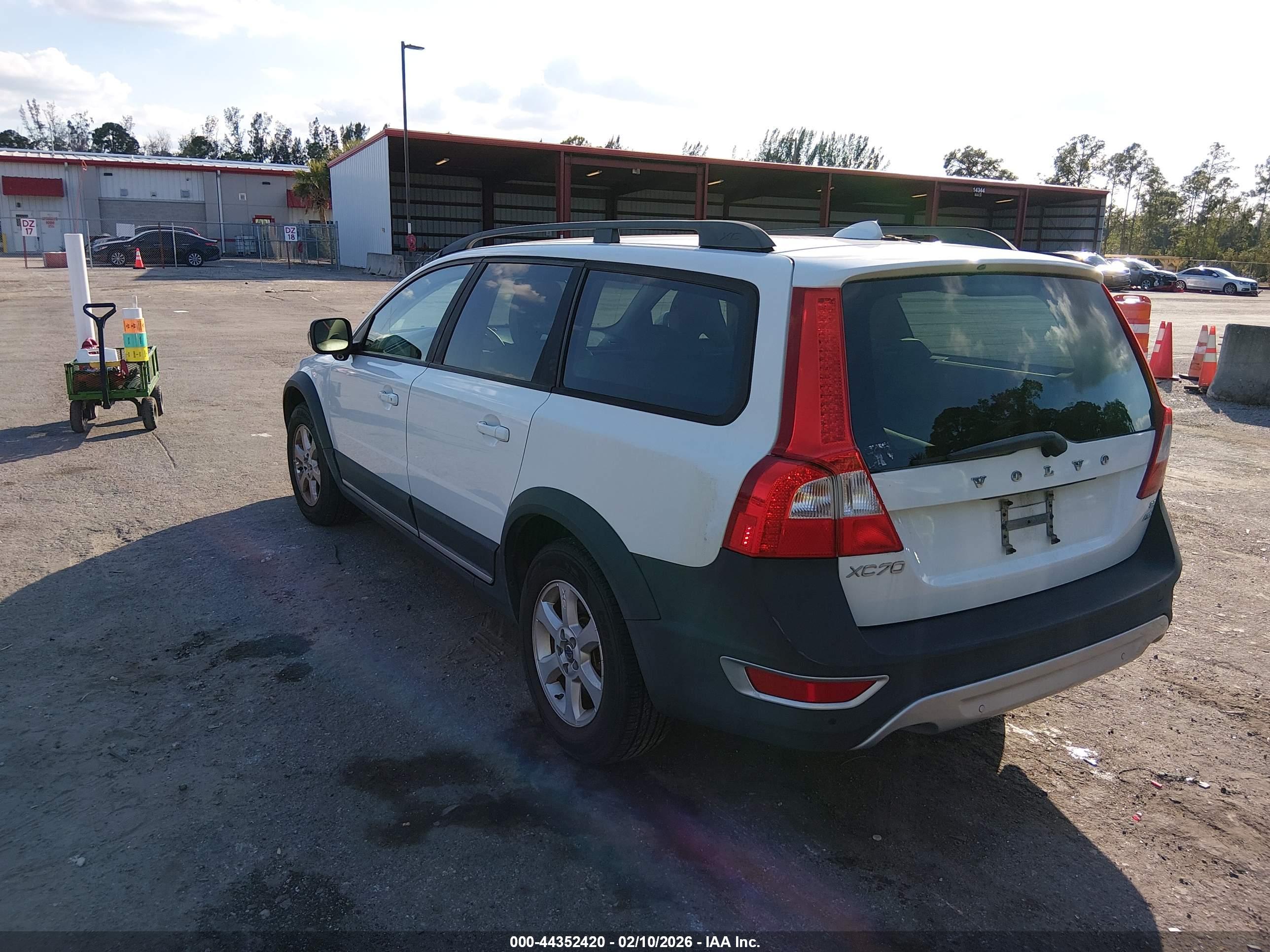 VOLVO XC70 image 3