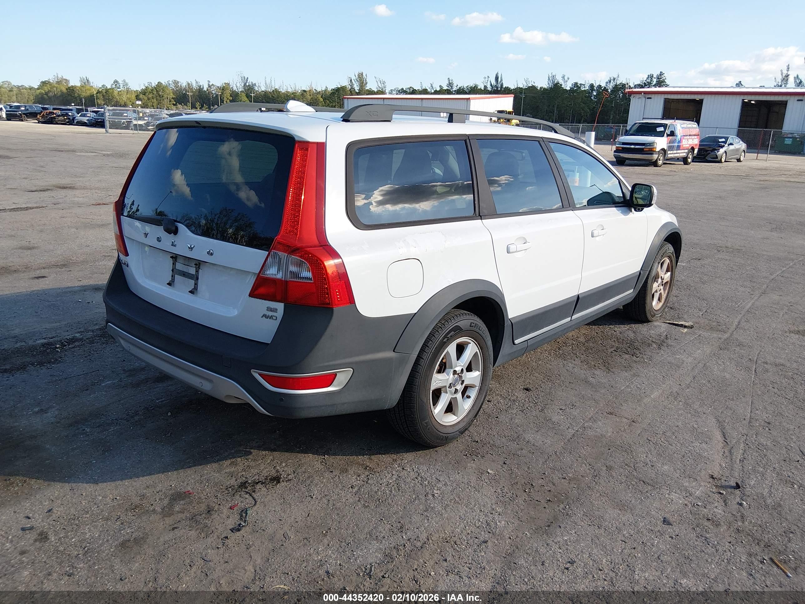 VOLVO XC70 image 4