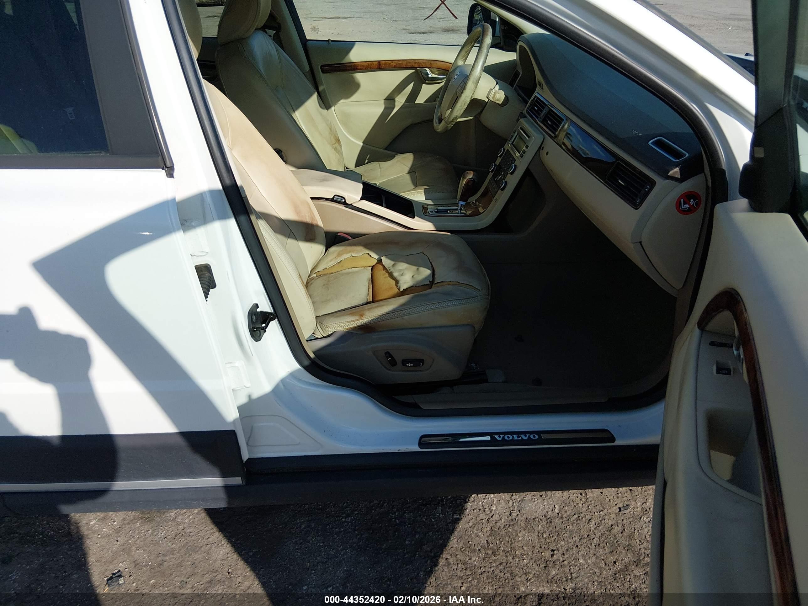 VOLVO XC70 image 5