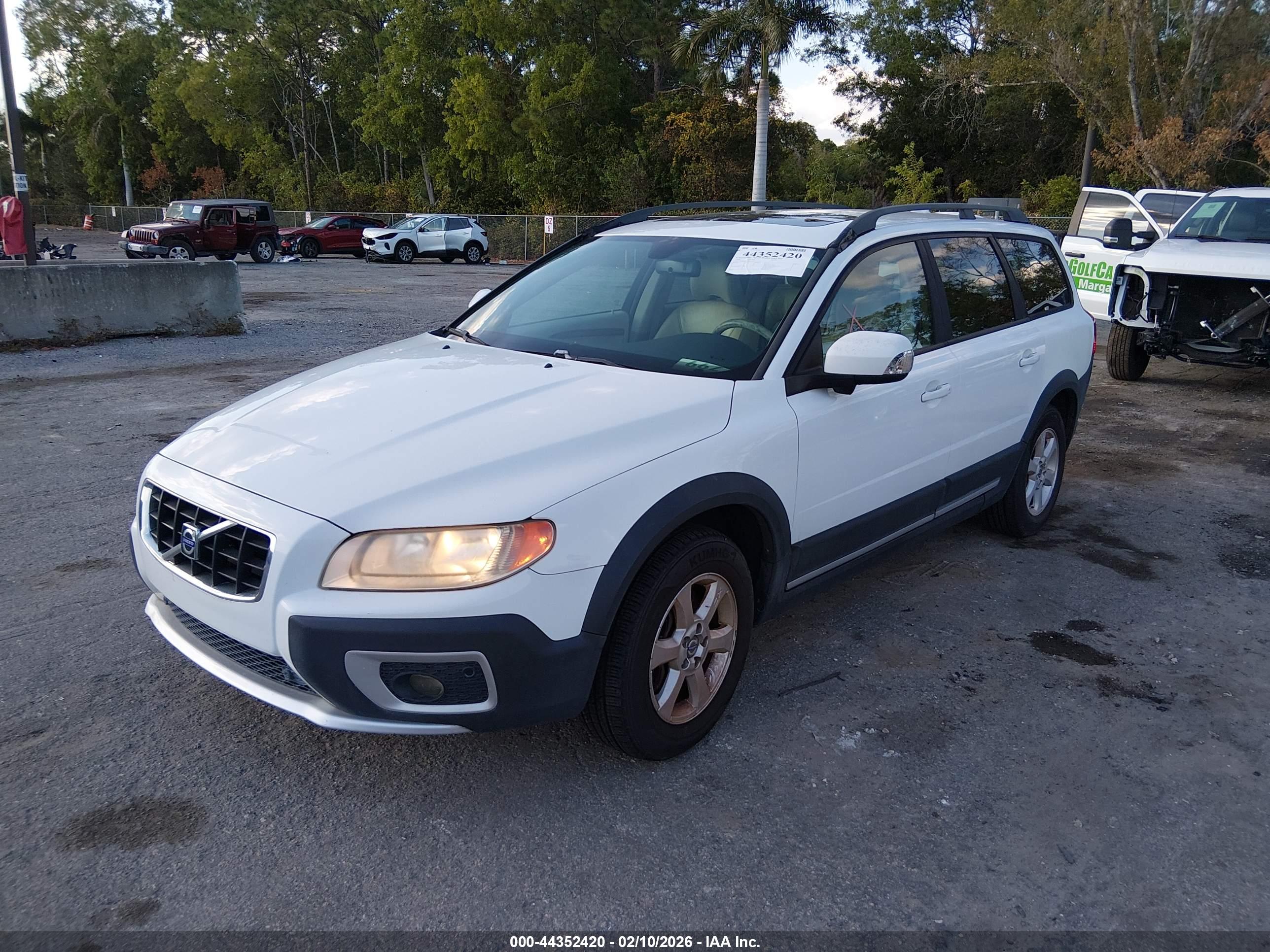 VOLVO XC70 image 6