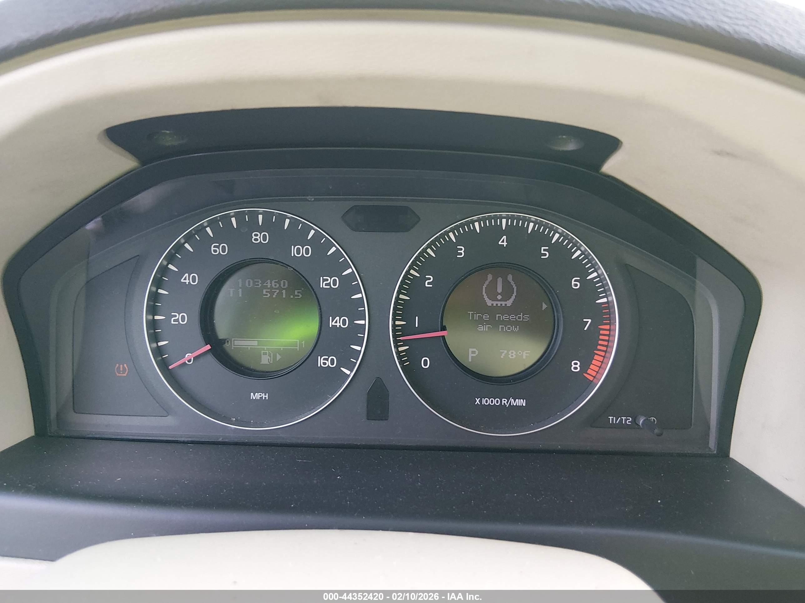 VOLVO XC70 image 7