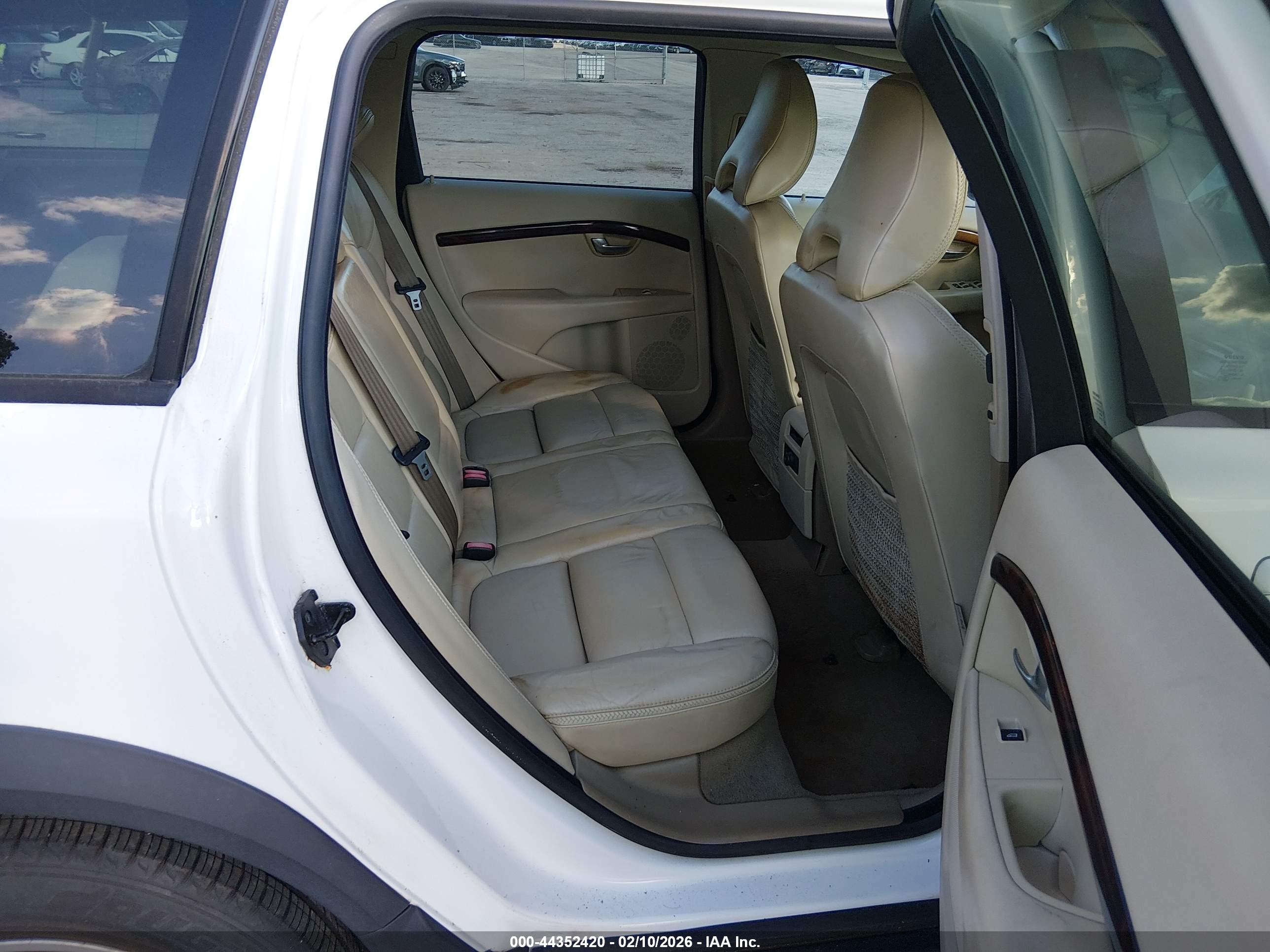 VOLVO XC70 image 8