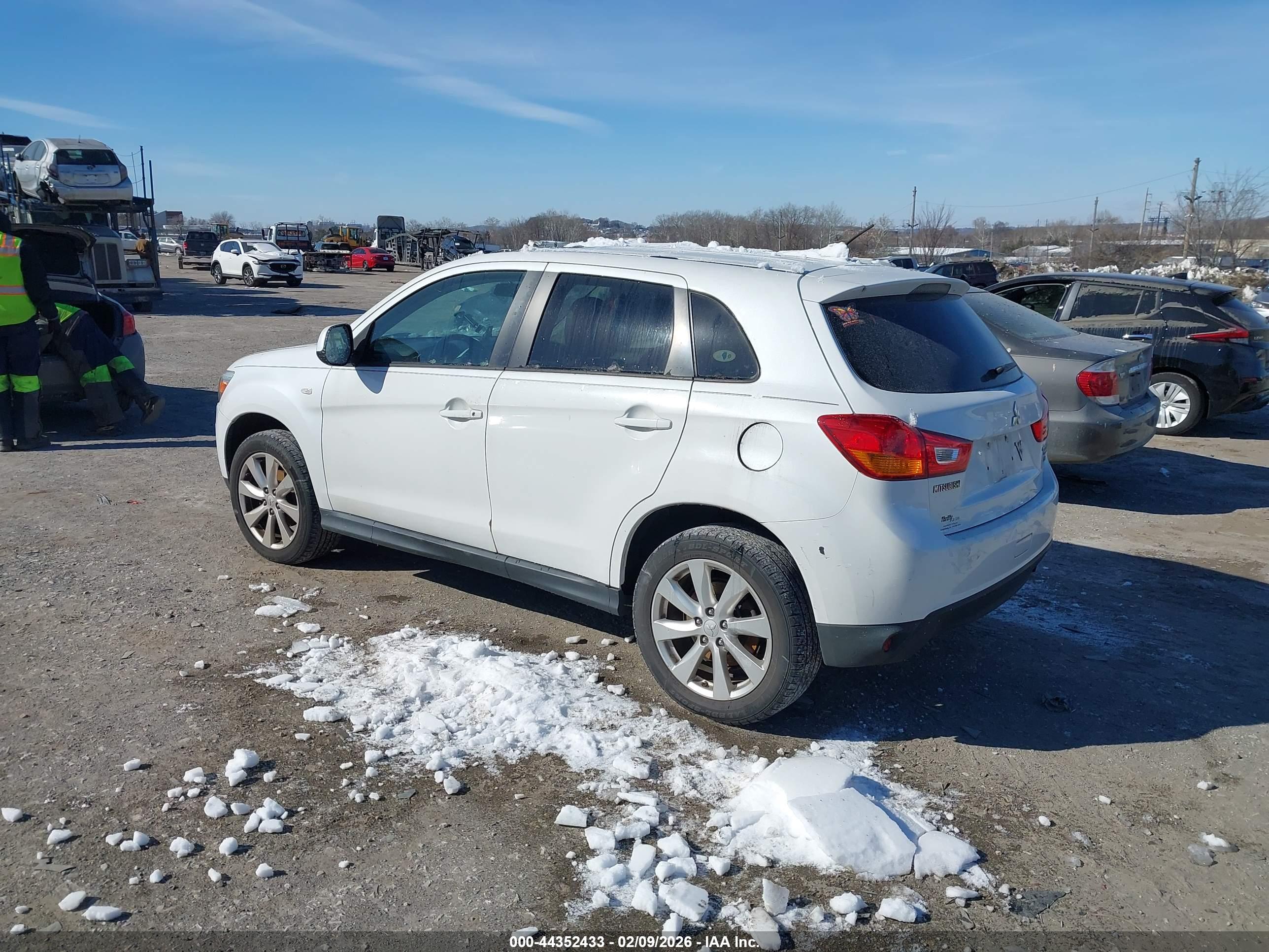 MITSUBISHI OUTLANDER image 3