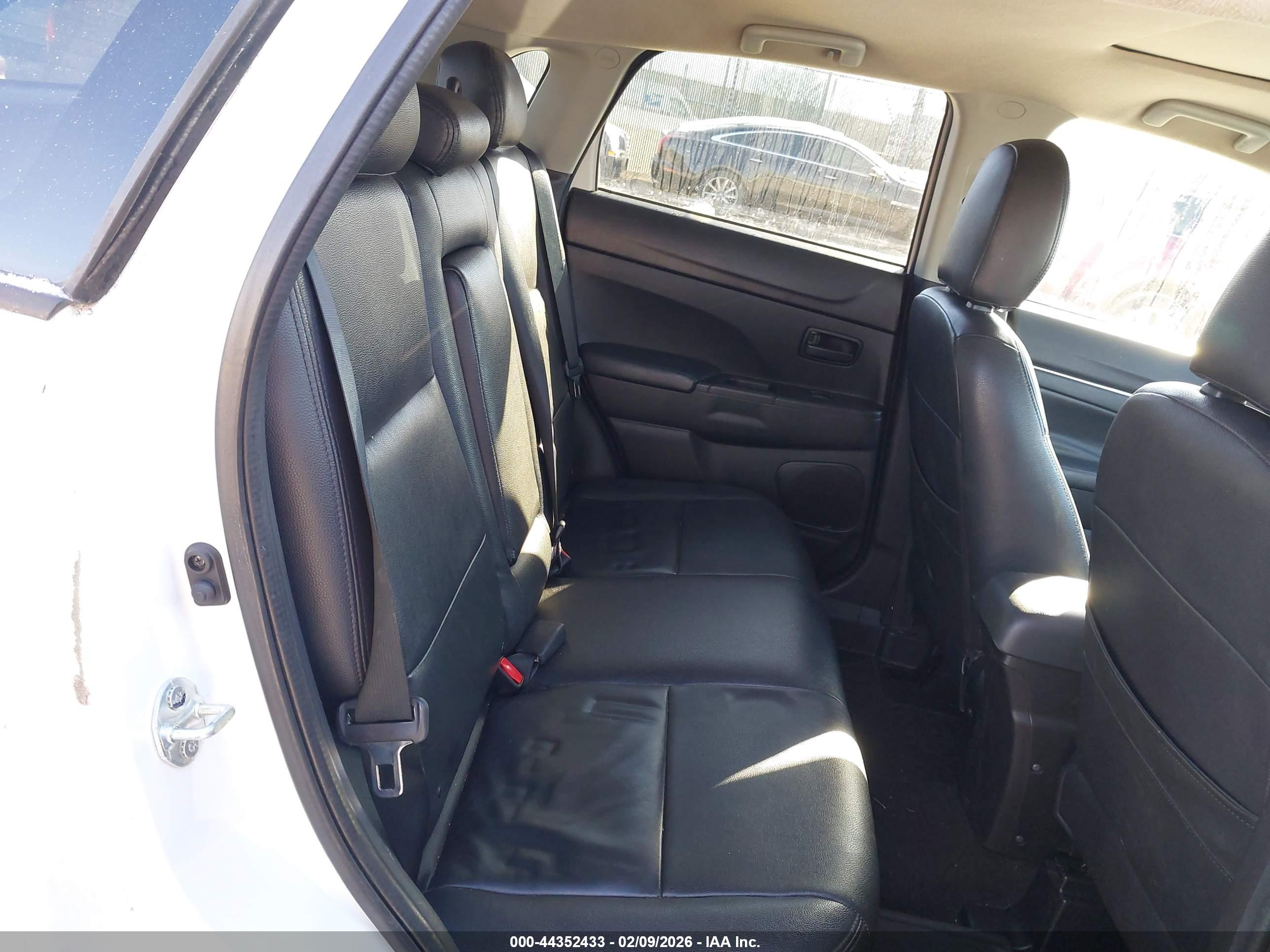 MITSUBISHI OUTLANDER image 8