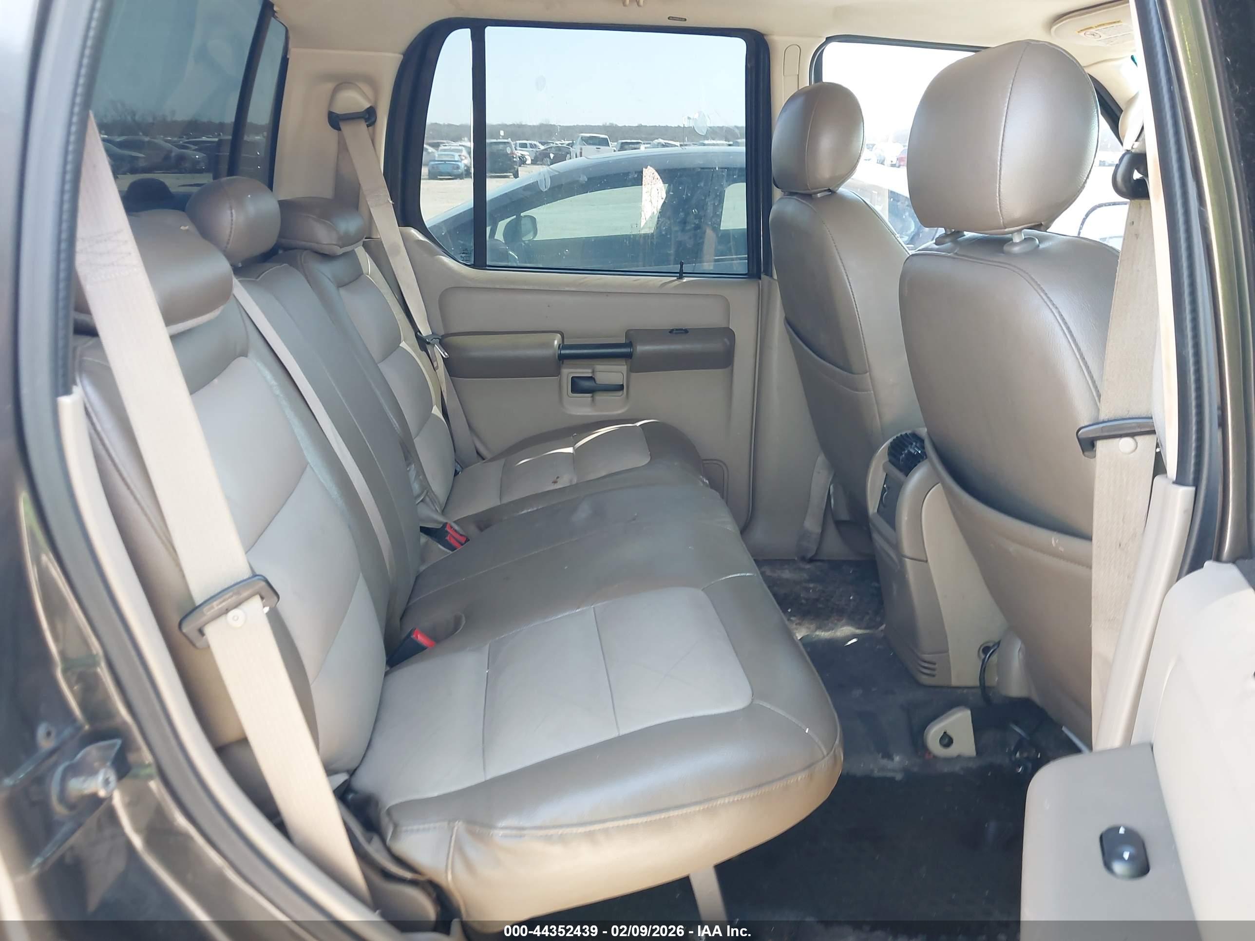 FORD EXPLORER image 8