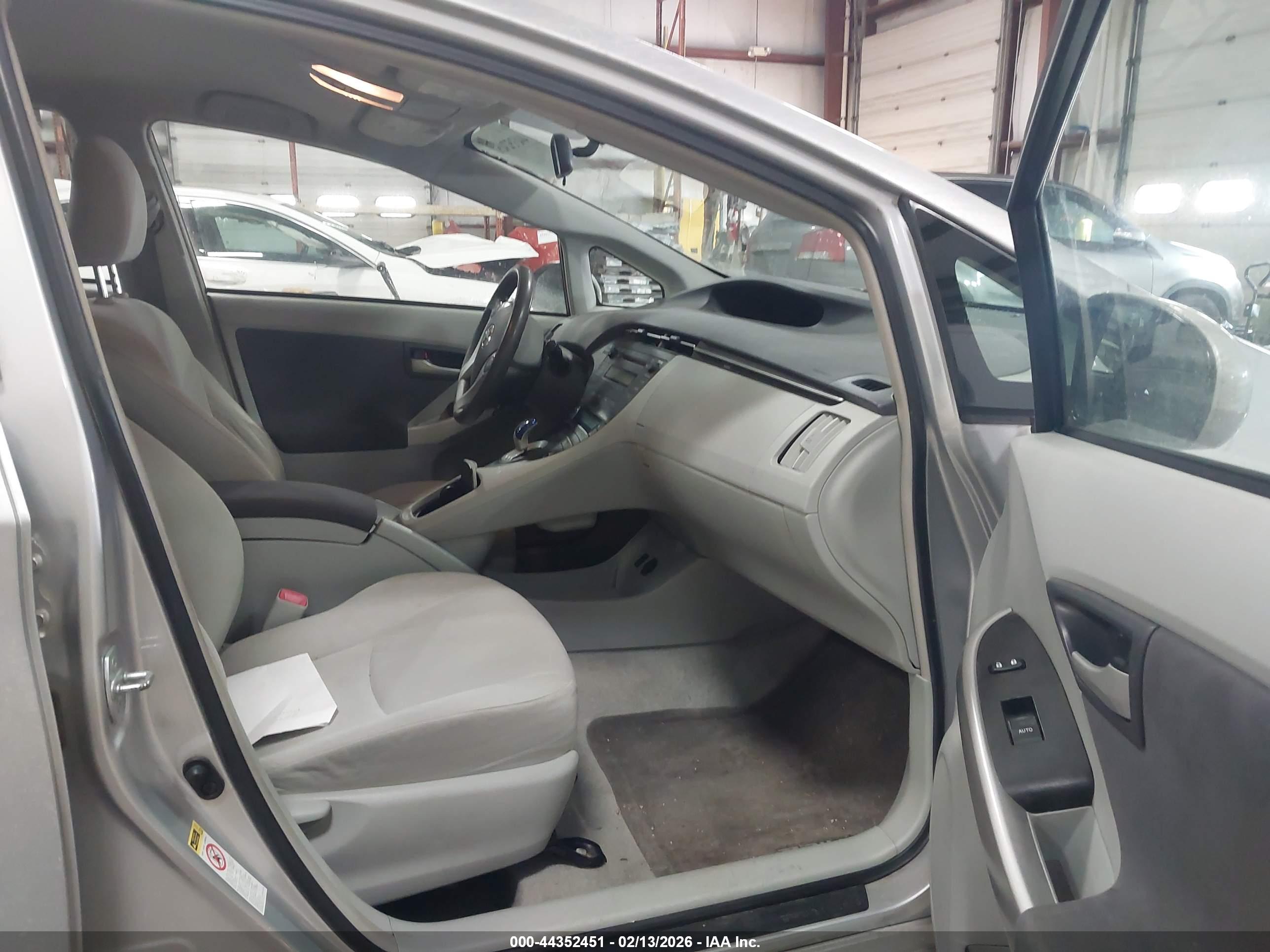 TOYOTA PRIUS image 5