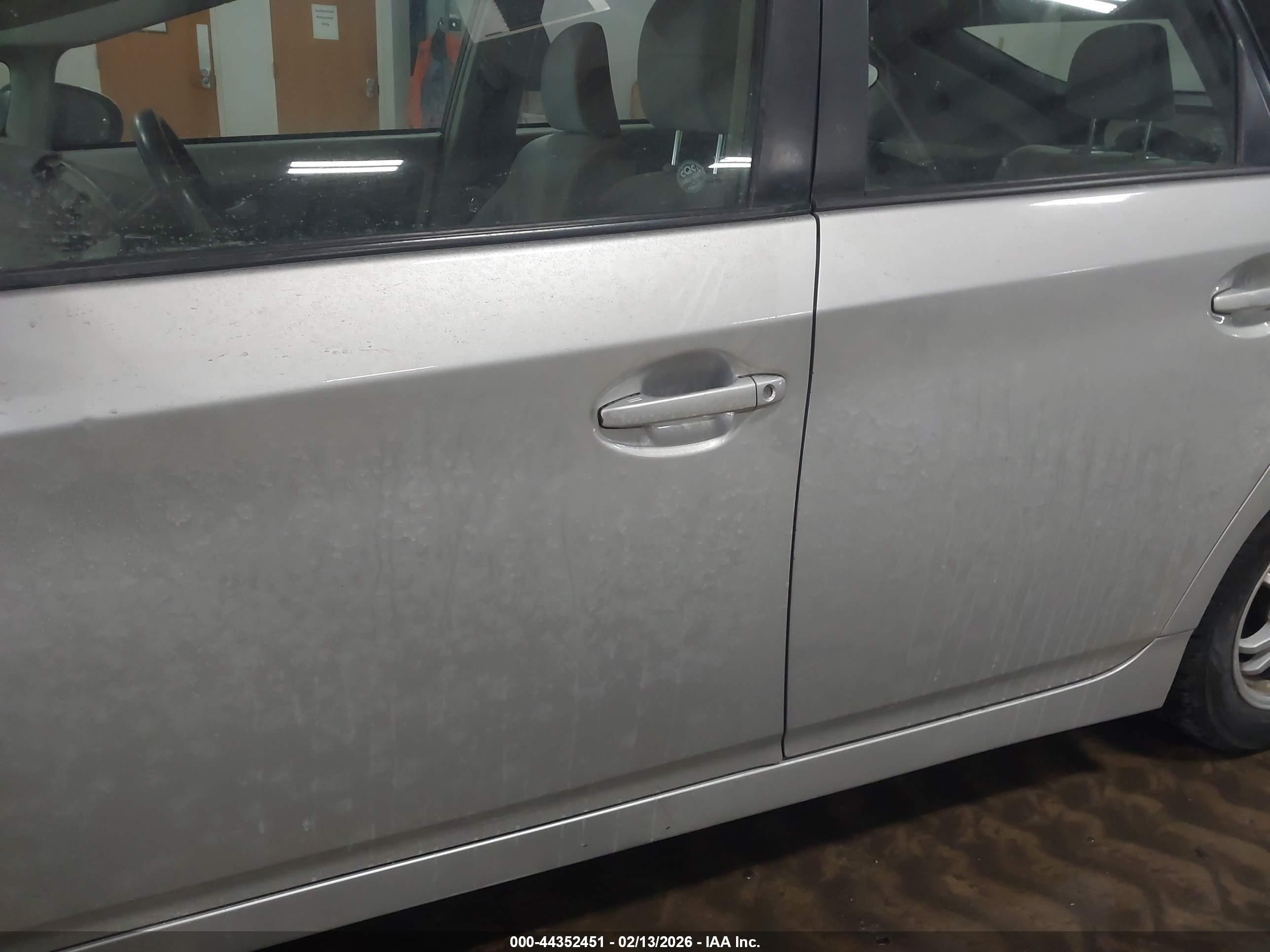 TOYOTA PRIUS image 6